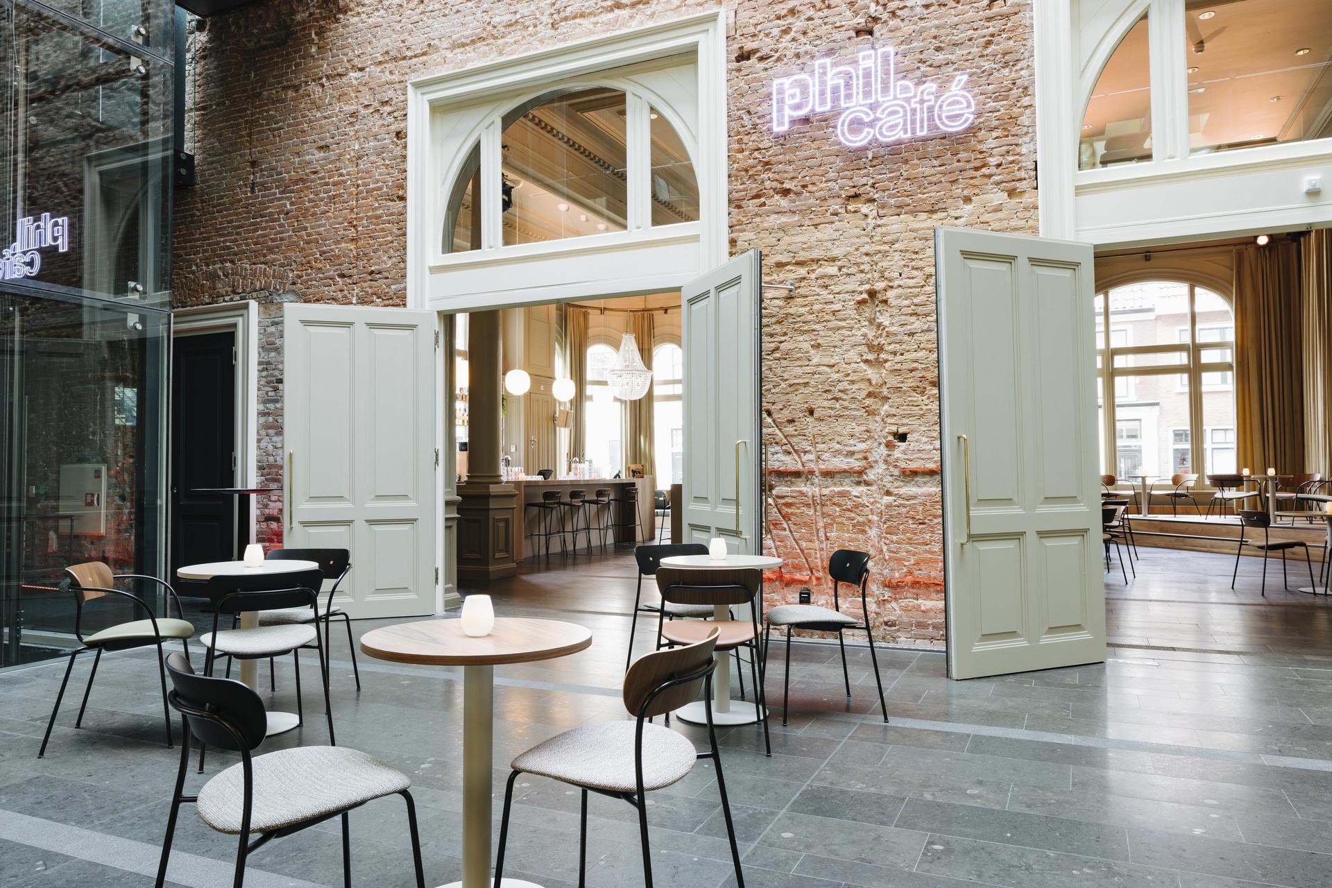 Het PHIL Café, een ontvangst en borrelruimte van muziekhuis en evenementenlocatie PHIL Haarlem