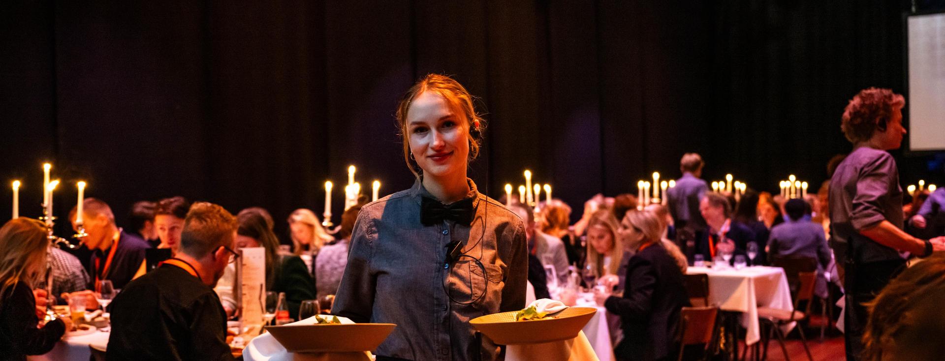 Diner wordt uitgeserveerd op het podium door de horecamedewerkers van de Stadsschouwburg