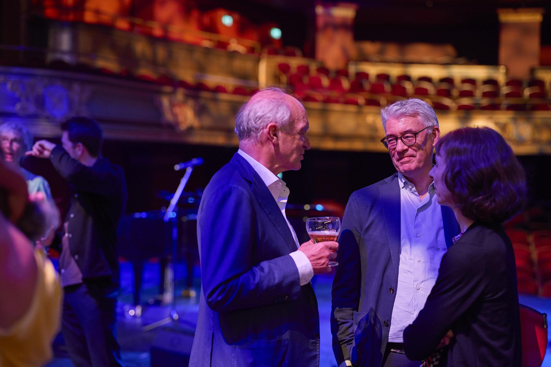 Borrel op podium bij Stadsschouwburg Haarlem