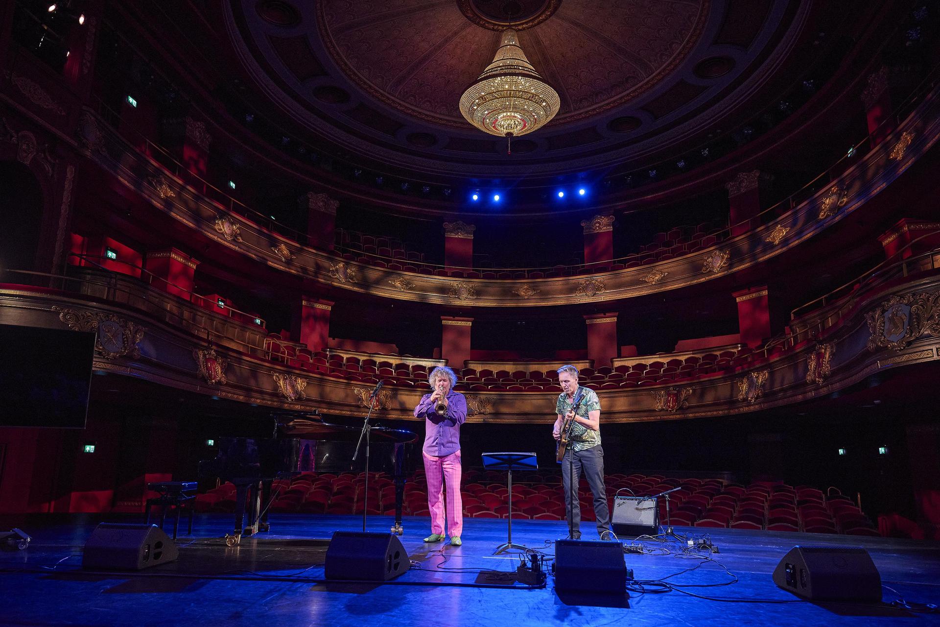Optreden bij het afscheid op het podium van Stgadsschouwburg Haarlem