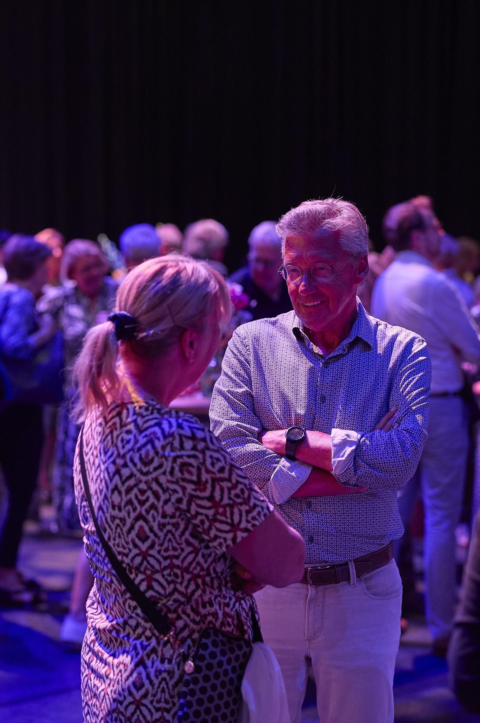 Borrelende gasten op het podium van de Schouwburg