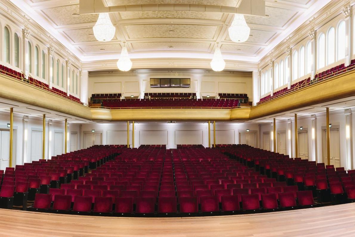 Uitzicht podium Grote Zaal evenementenlocatie en muziekhuis PHIL Haarlem
