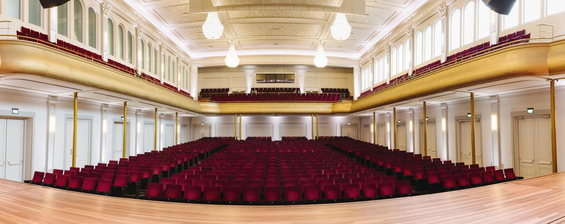 Uitzicht podium Grote Zaal evenementenlocatie en muziekhuis PHIL Haarlem