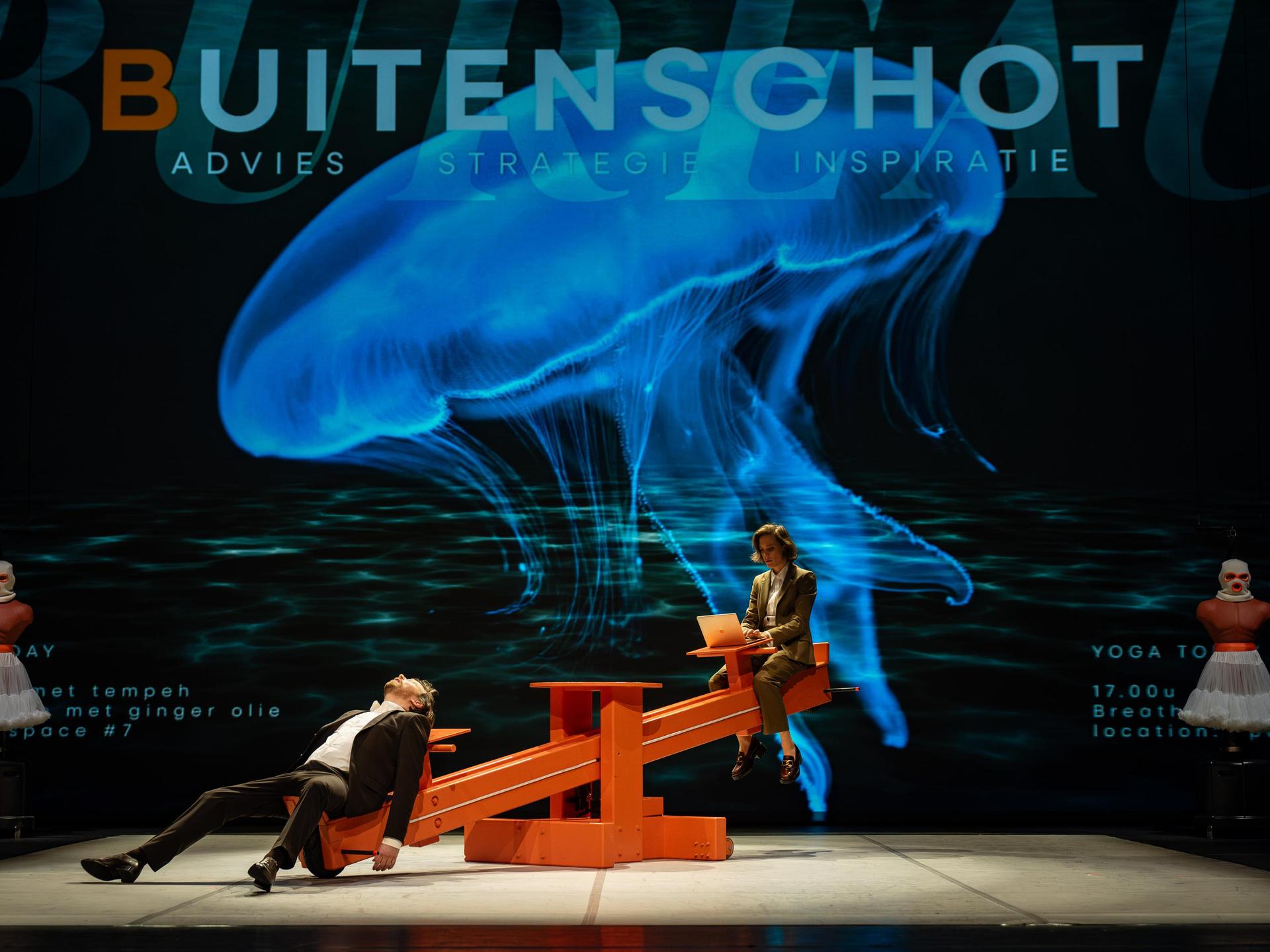 Scenefoto van de verleiders in voorstelling bureau buitenschot
