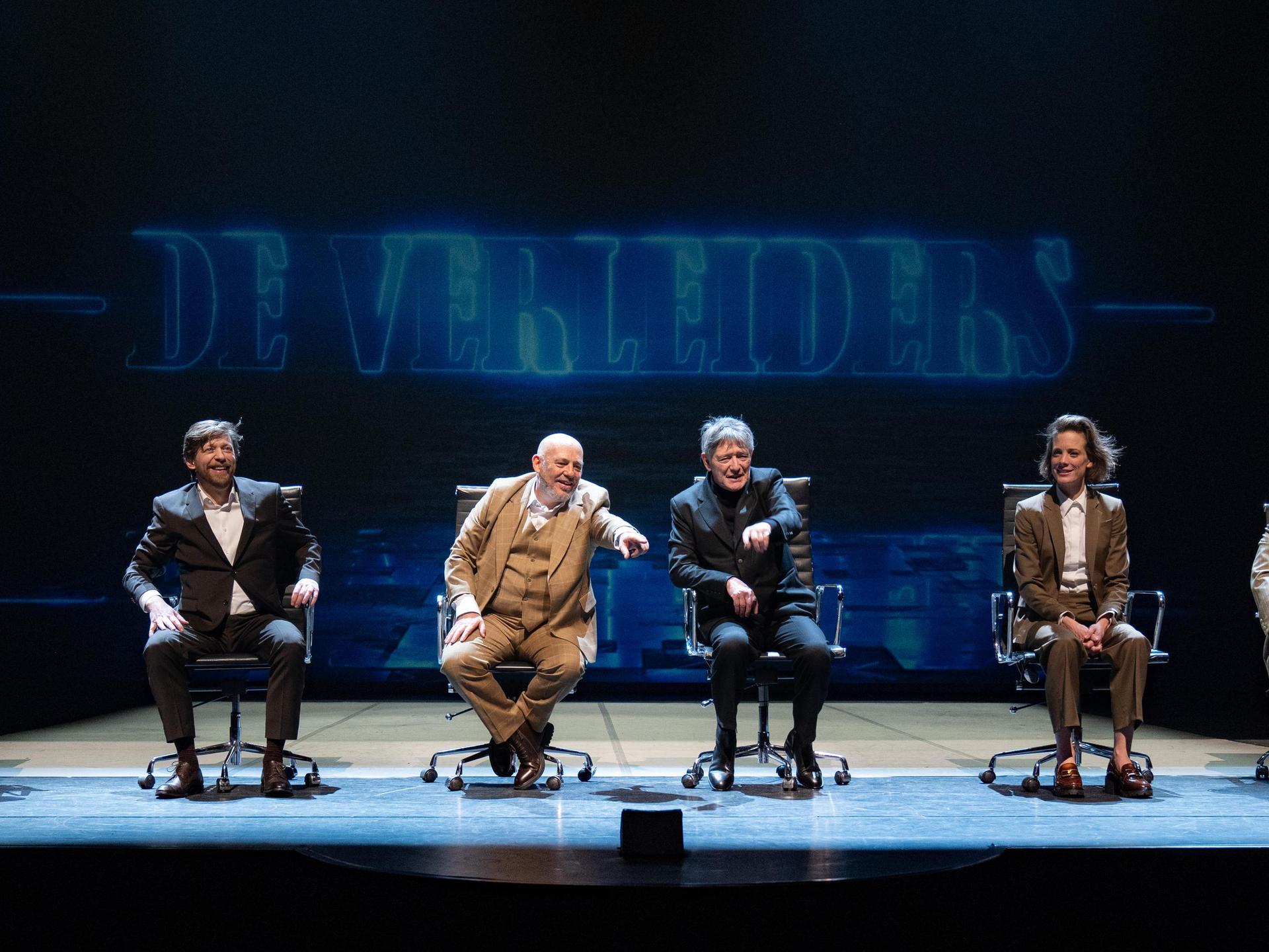 Scenefoto van de verleiders in voorstelling bureau buitenschot