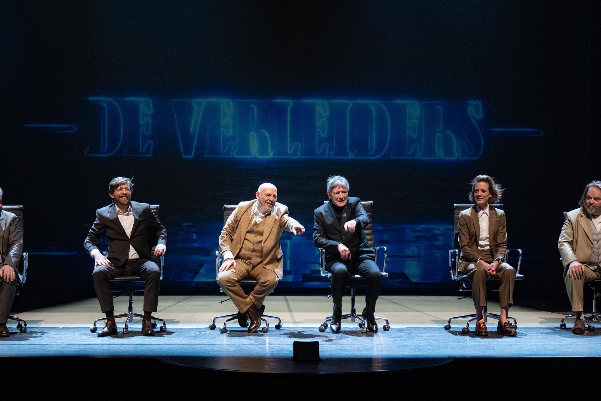 Scenefoto van de verleiders in voorstelling bureau buitenschot