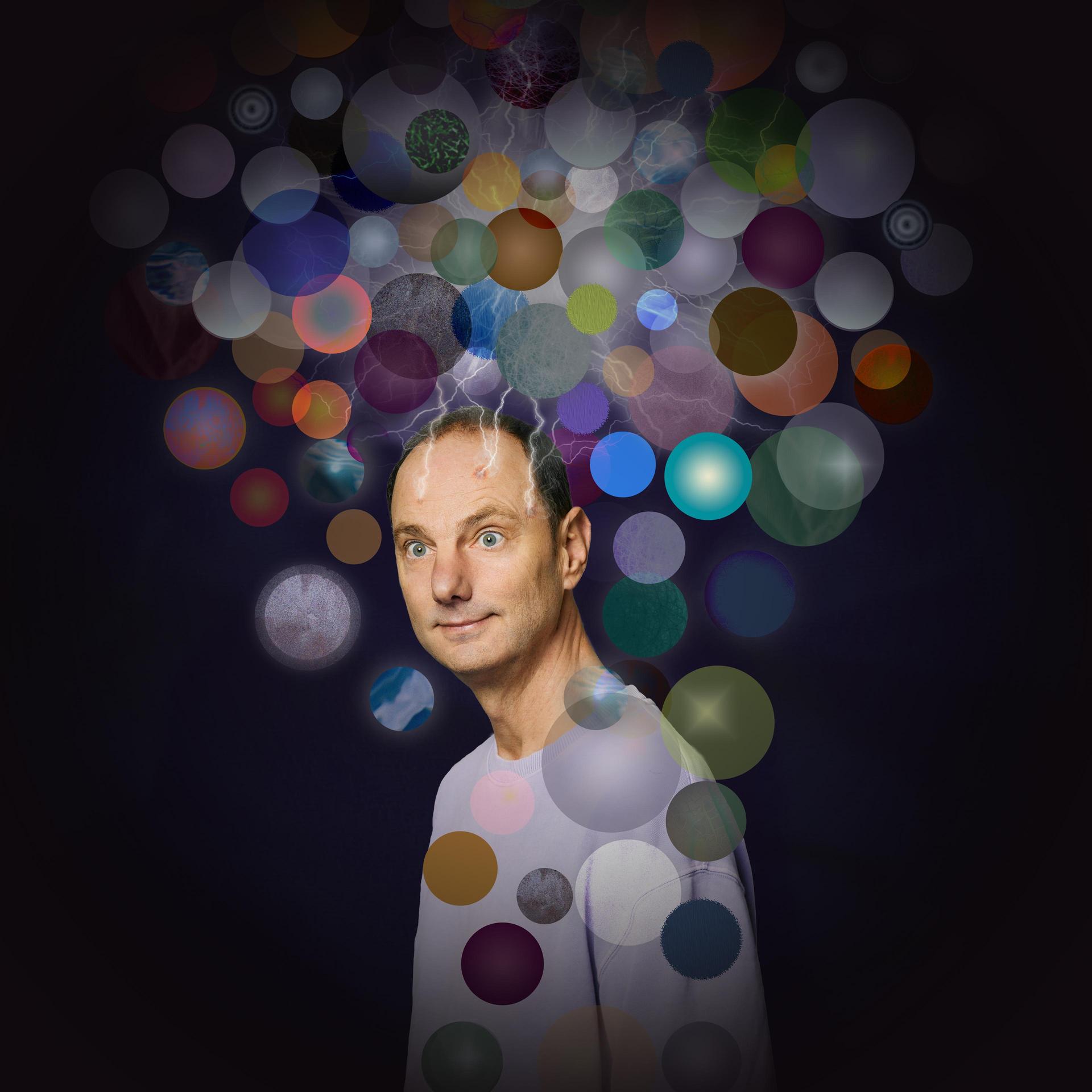 Thomas van Luyn met allerlei verschillende kleuren balletjes rondom zijn hoofd