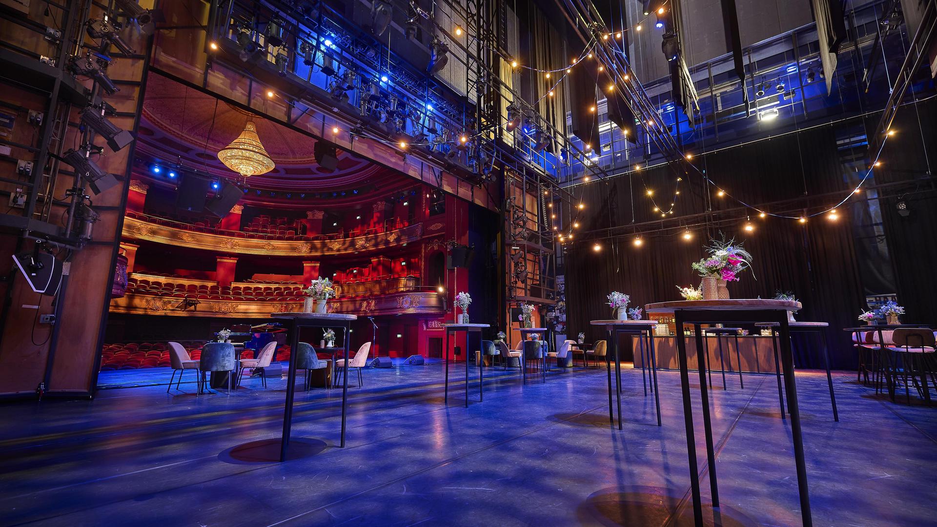 Podium voor afscheidsreceptie van Yvonne van Popta bij Stadsschouwburg Haarlem