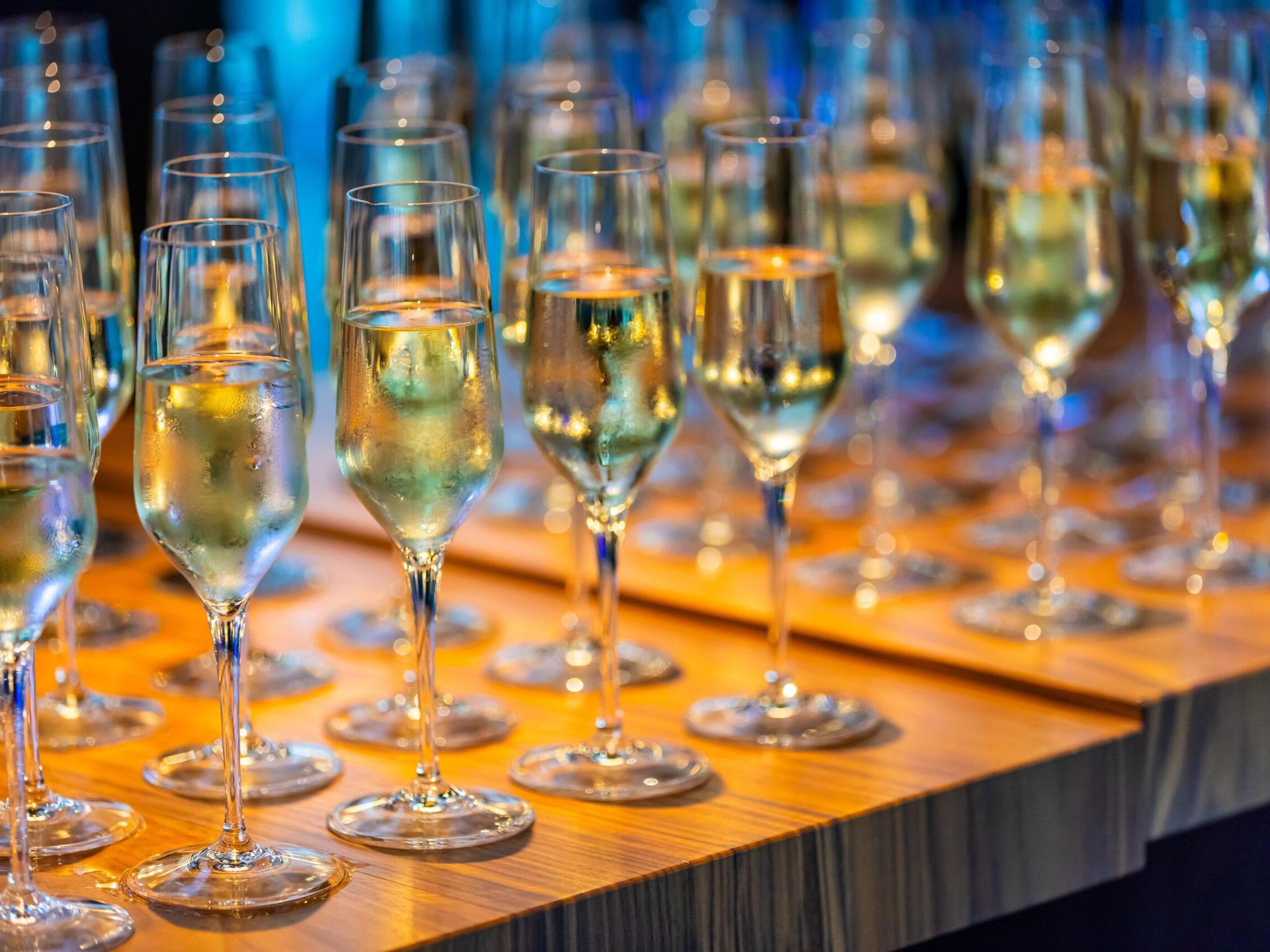 De champagneflutes staan klaar voor de gasten