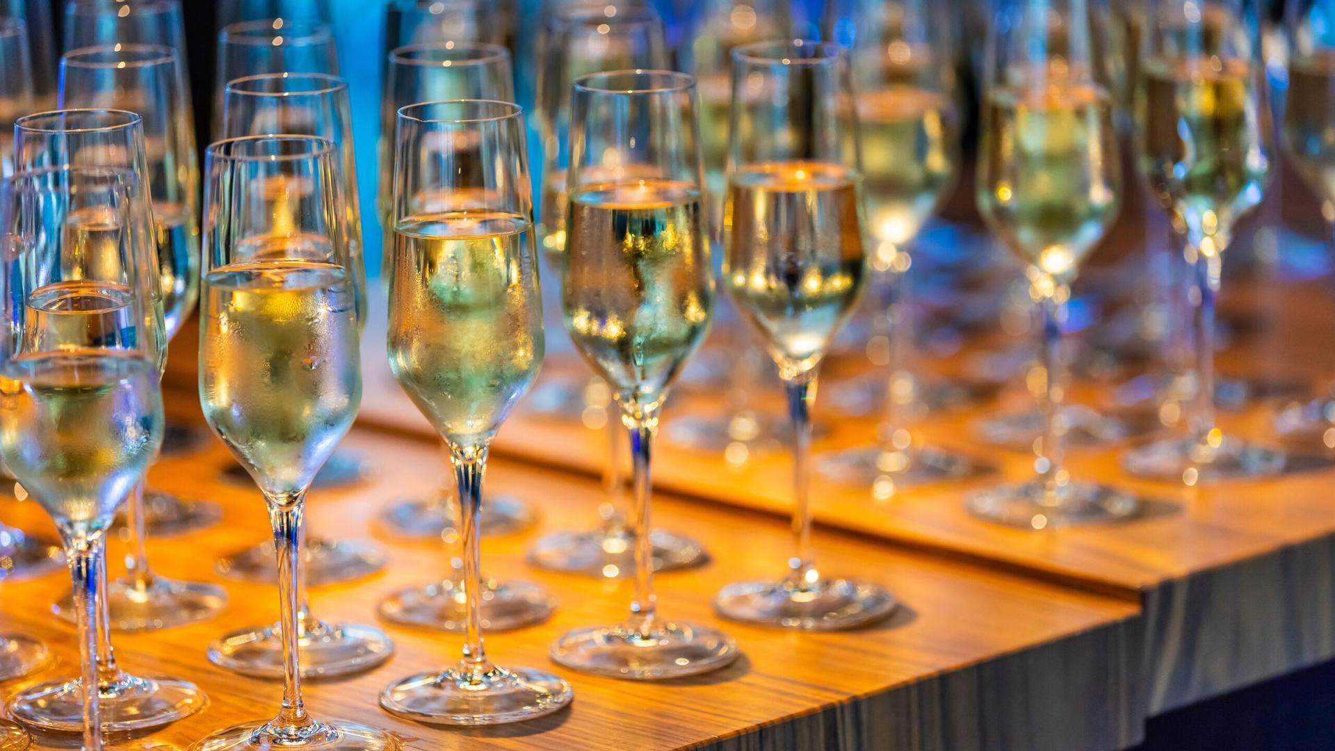 Champagneflutes bij het jubileum en nieuwjaarsfeest van Hero Kindercentra in Stadsschouwburg Haarlem