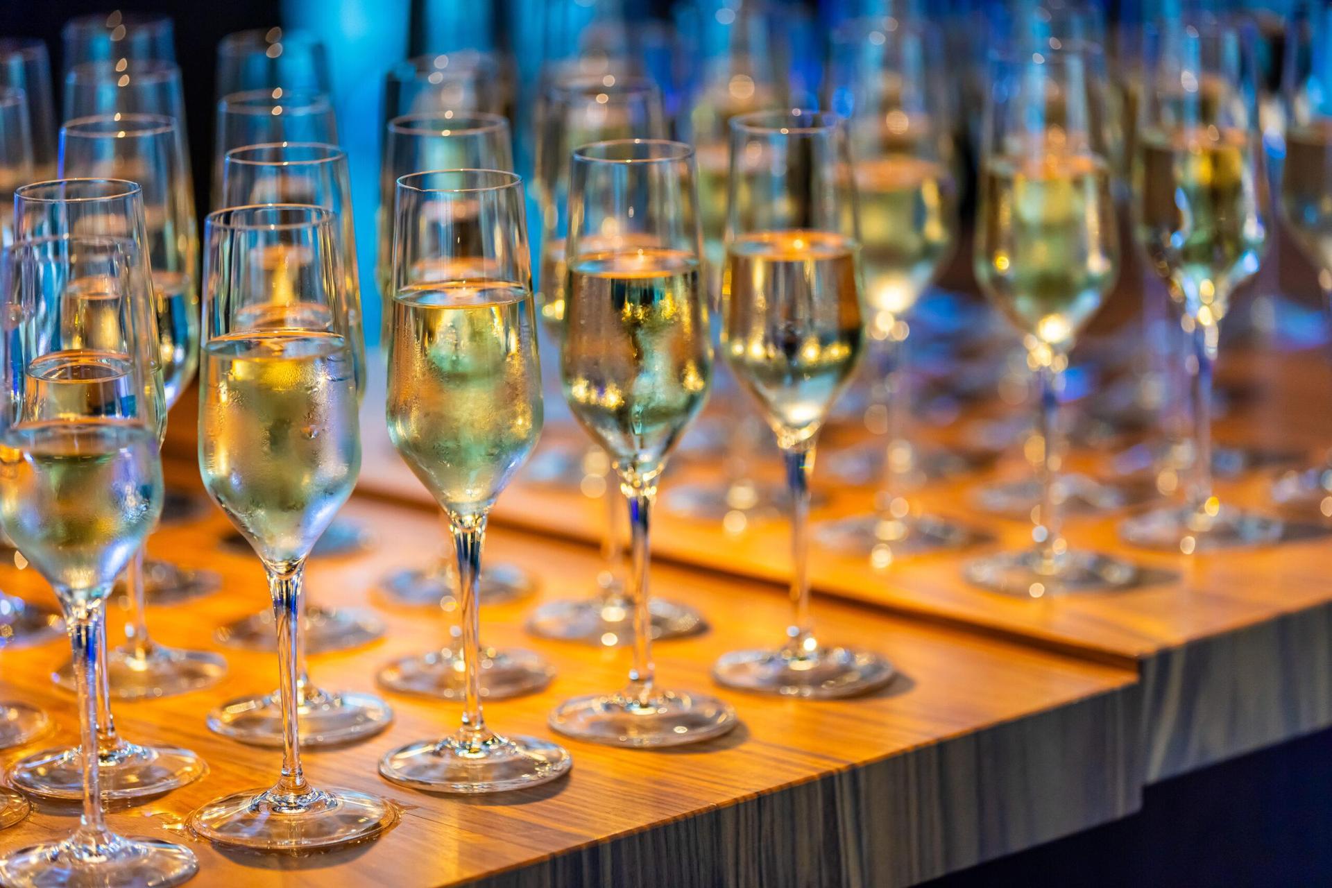 Champagneflutes bij het jubileum en nieuwjaarsfeest van Hero Kindercentra in Stadsschouwburg Haarlem