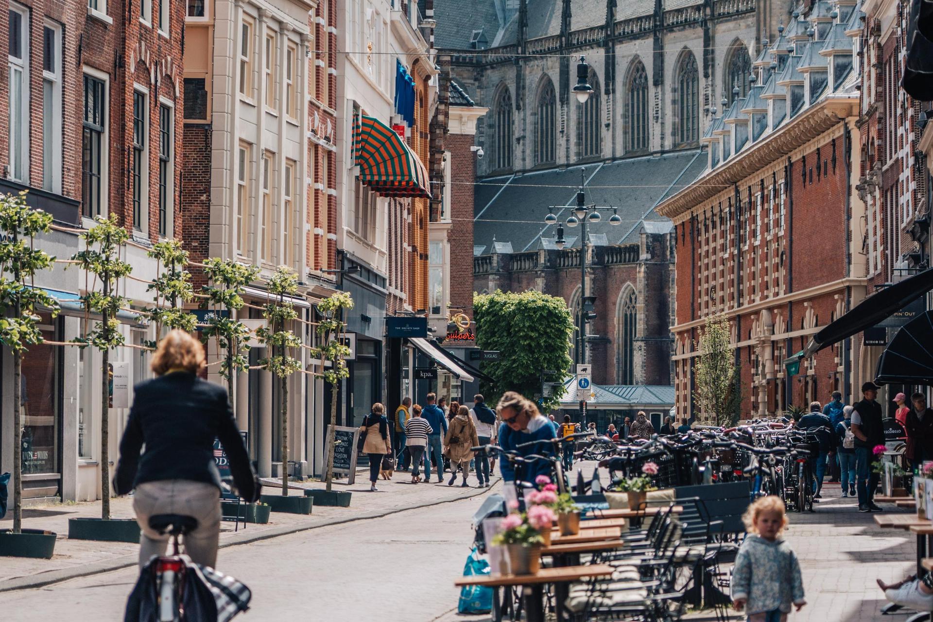 De Grote Sint Bavo Kerk in Haarlem Centrum, gezien vanuit de Zijlstraat