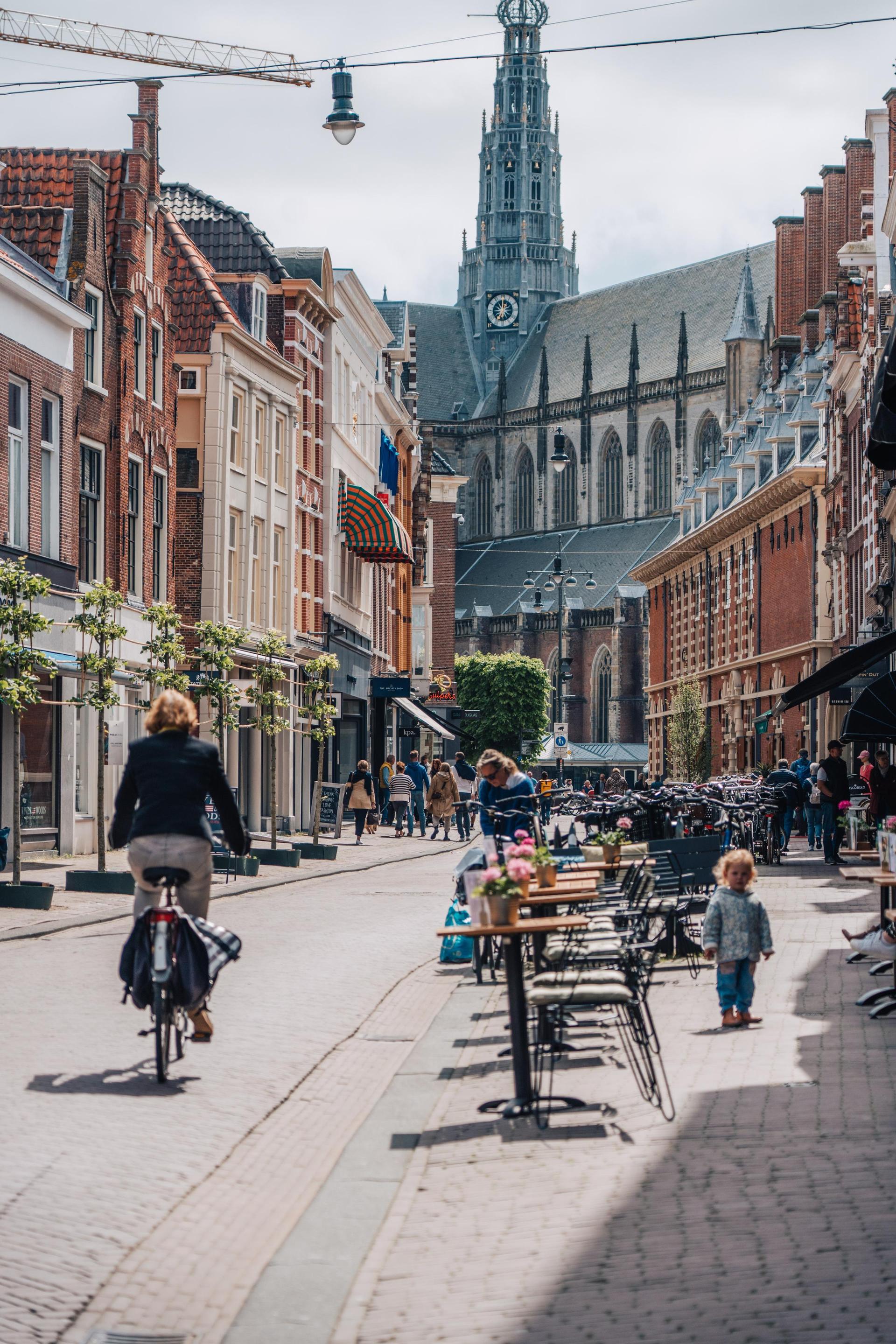 De Grote Sint Bavo Kerk in Haarlem Centrum, gezien vanuit de Zijlstraat