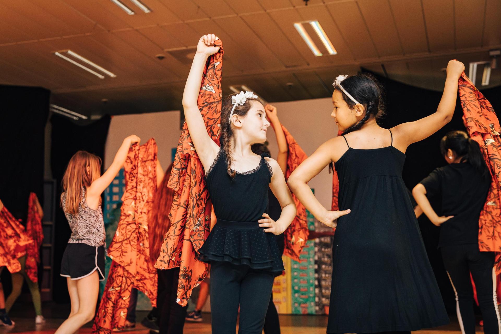 Dansende kids tijdens zomerkamp 2023 - Foto Bibi Veth
