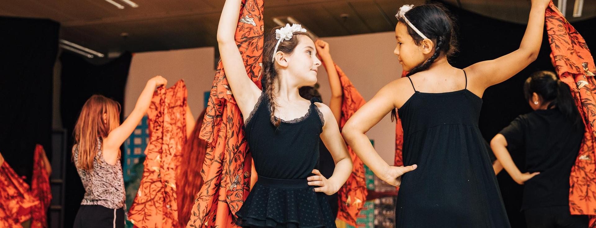 Dansende kids tijdens zomerkamp 2023 - Foto Bibi Veth