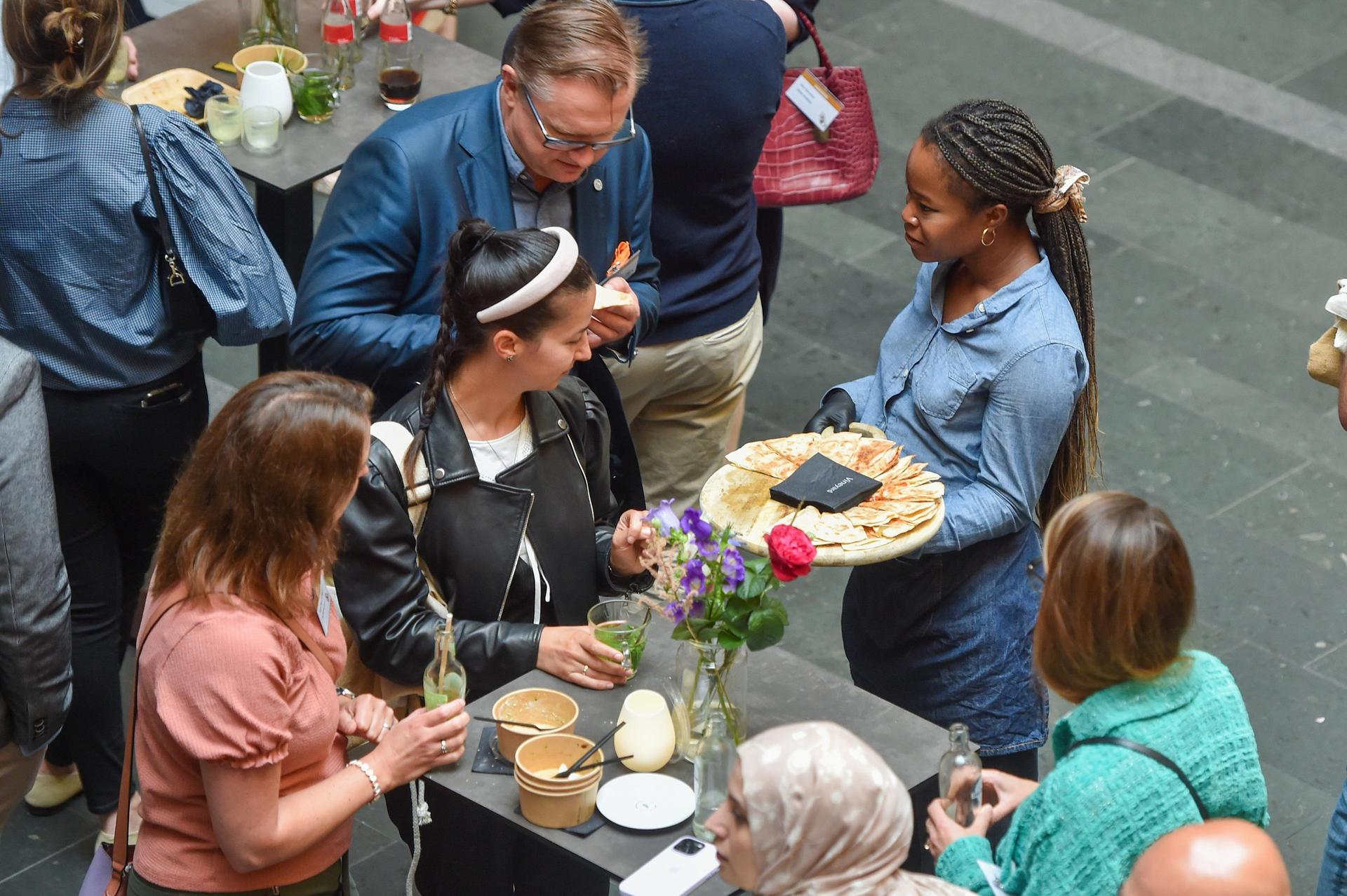 Gasten bij de lunch van het BSSO congres in de Grote Foyer van PHIL Haarlem