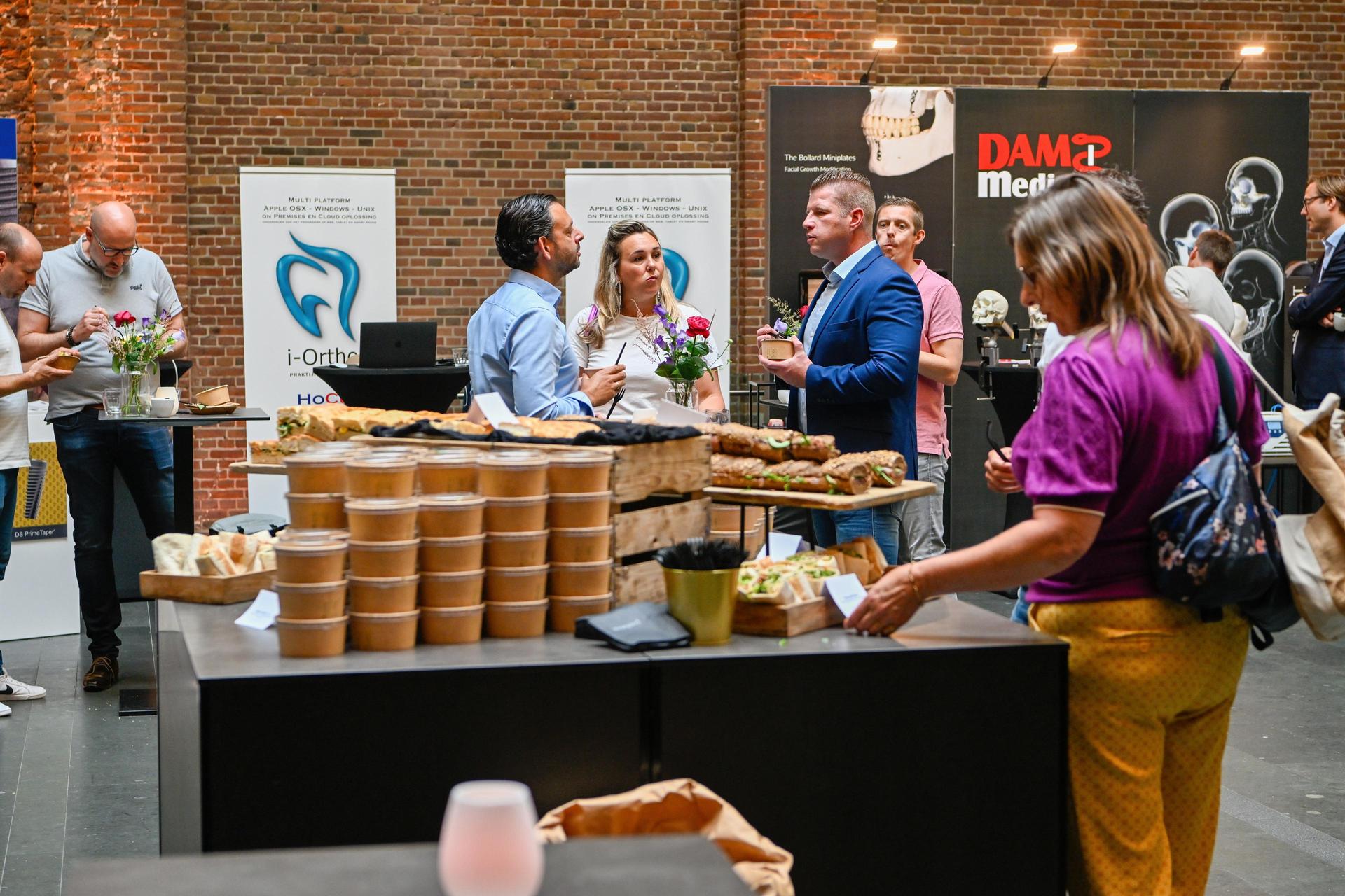 Lunchende gasten verzorgt door Vineyard Catering bij BSSO congres in de Grote Foyer van PHIL Haarlem