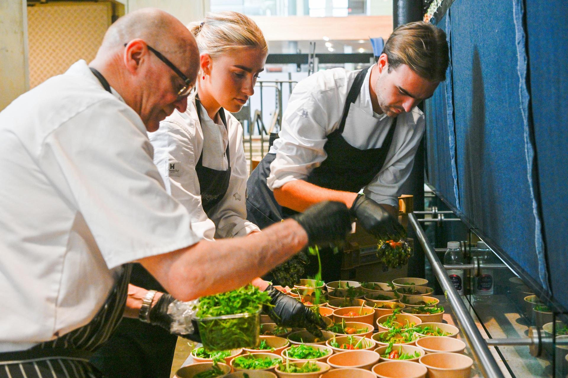 Chefs van Vineyard Premium Catering in actie achter de schermen tijdens het BSSO congres in de PHIL