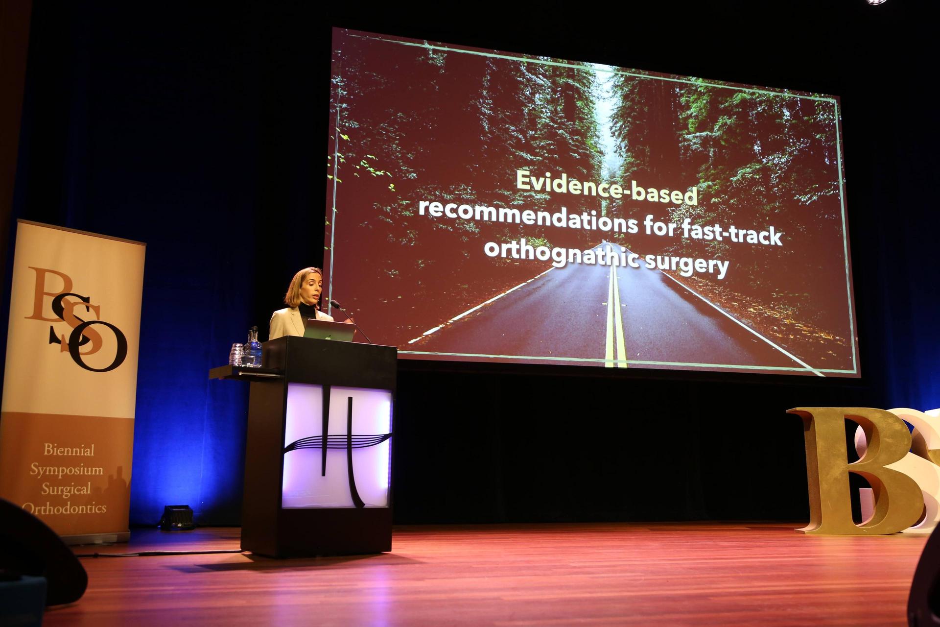 Spreker bij het BSSO congres op het podium van de Kleine Zaal van PHIL Haarlem