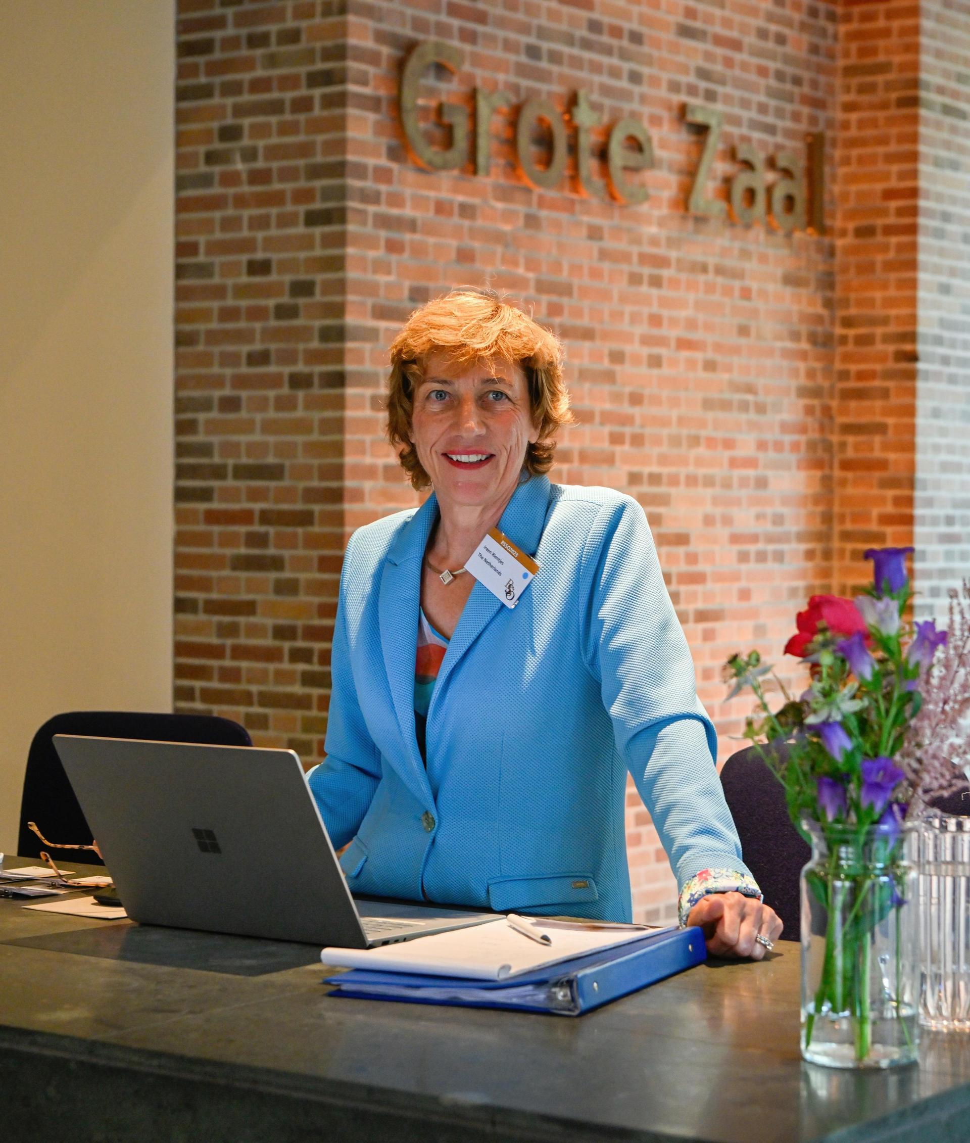 Organisator Ireen Rientjes achter registratiebalie bij de entree in de Grote Foyer van PHIL Haarlem