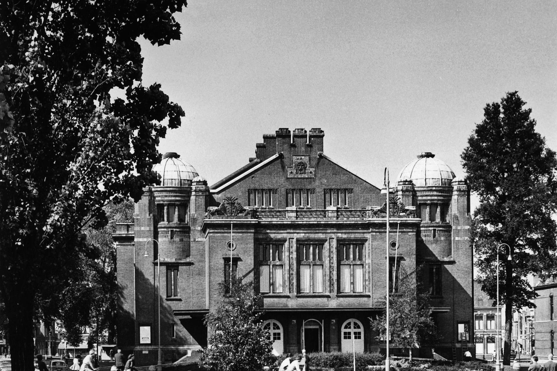 Historische foto van de voorgevel van de Stadsschouwburg in 1960