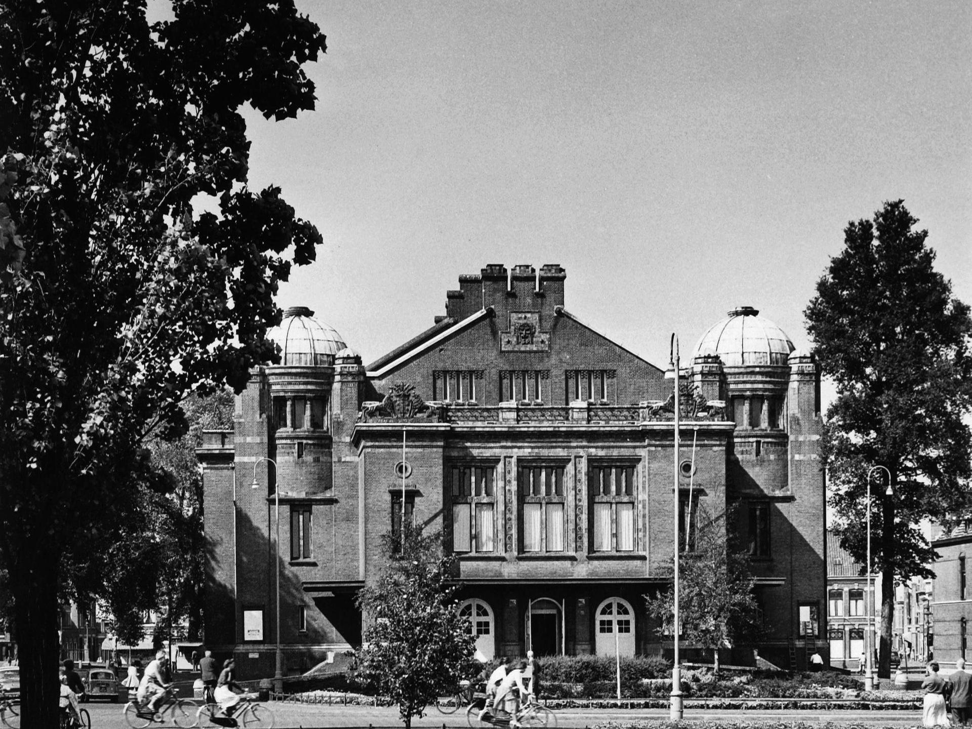 Historische foto van de voorgevel van de Stadsschouwburg in 1960