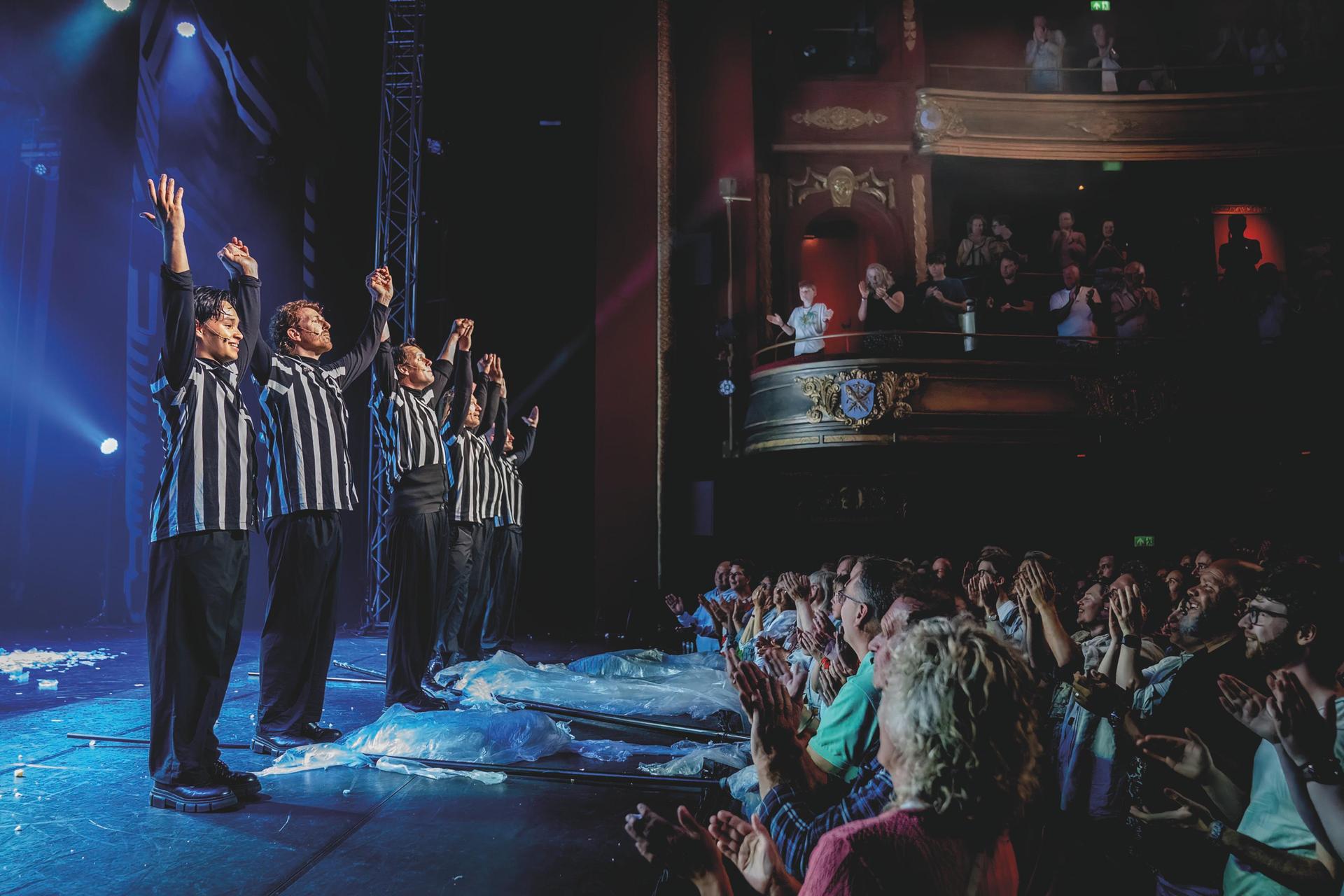 Ashton Brothers nemen applaus in Haarlem