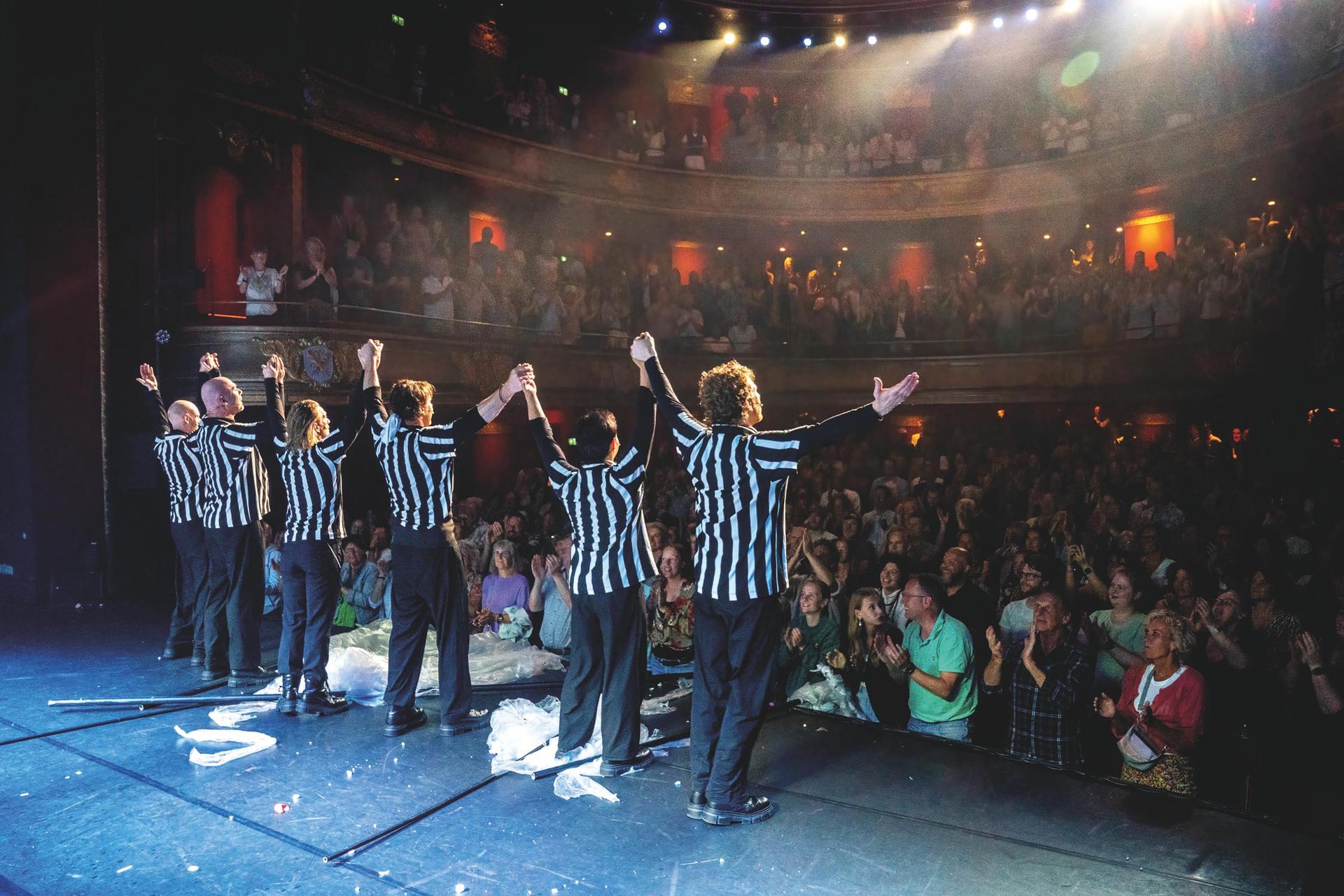 Ashton Brothers nemen applaus in Haarlem
