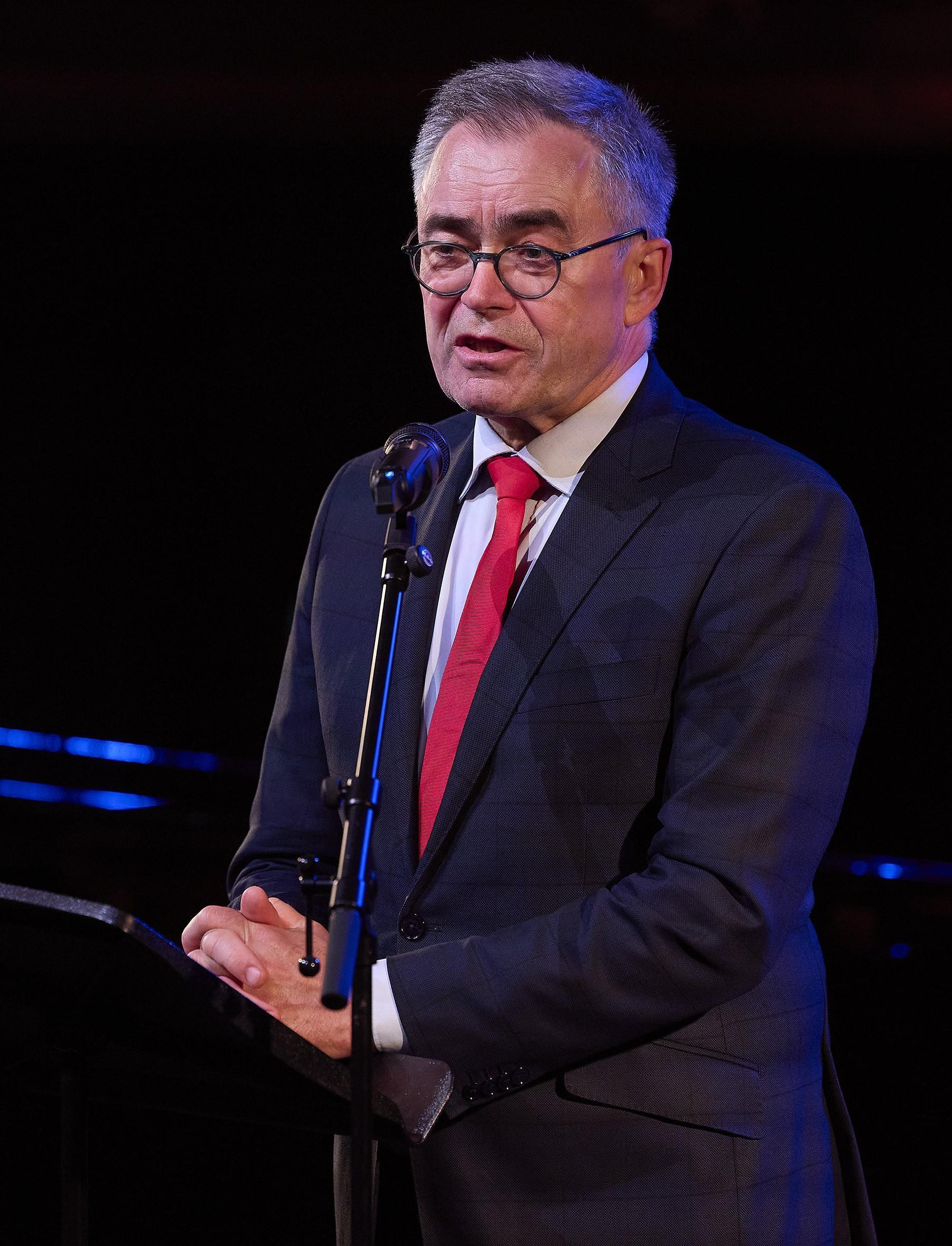 Burgemeester Jos Wienen speecht tijdens het afscheid