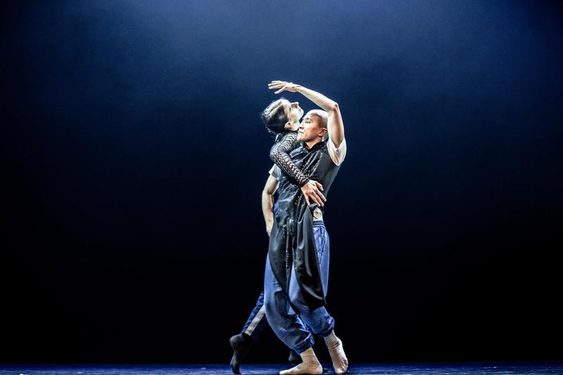 Dans op het podium in de Stasschouwburg