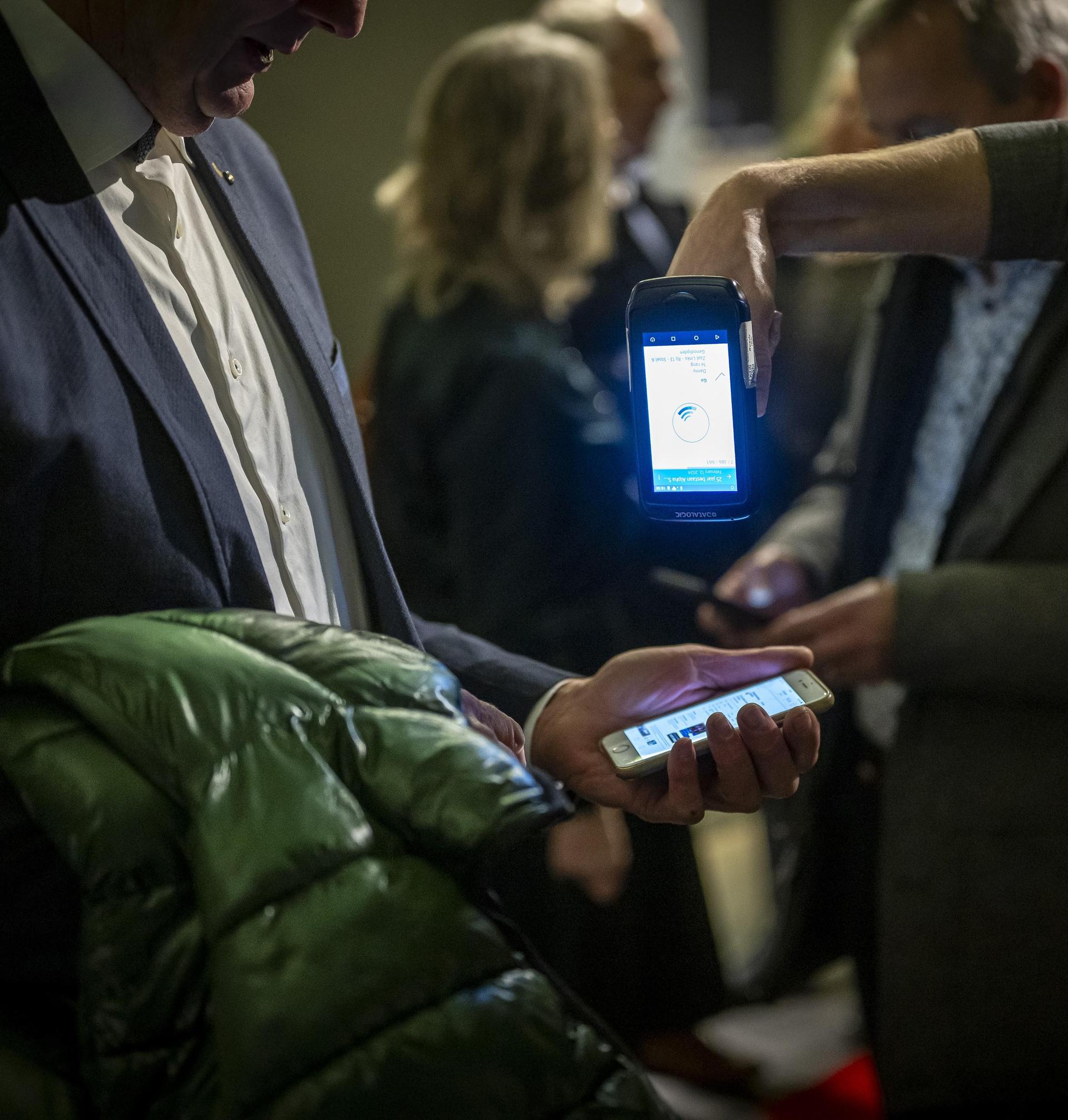 Toegangstickets worden gescand bij de entree Van Stadsschouwburg Haarlem
