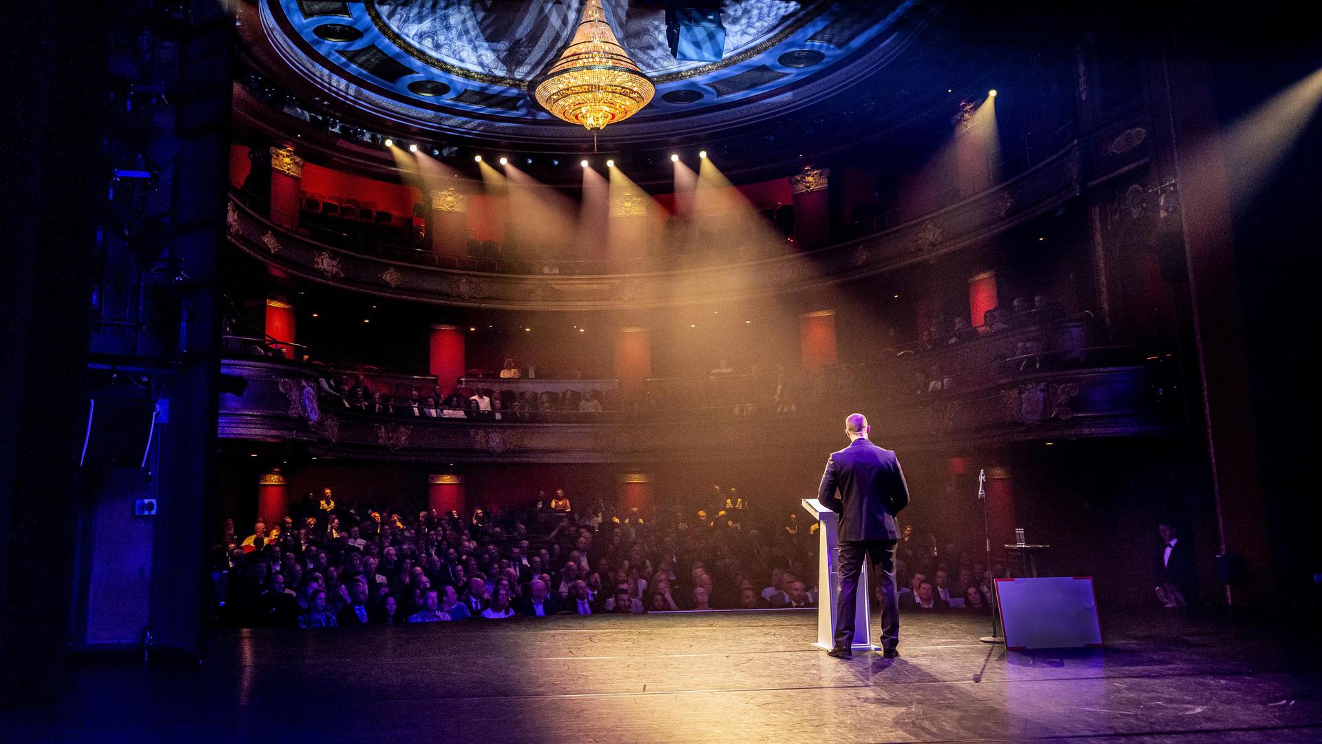 Welkomstwoord in de Schouwburgzaal