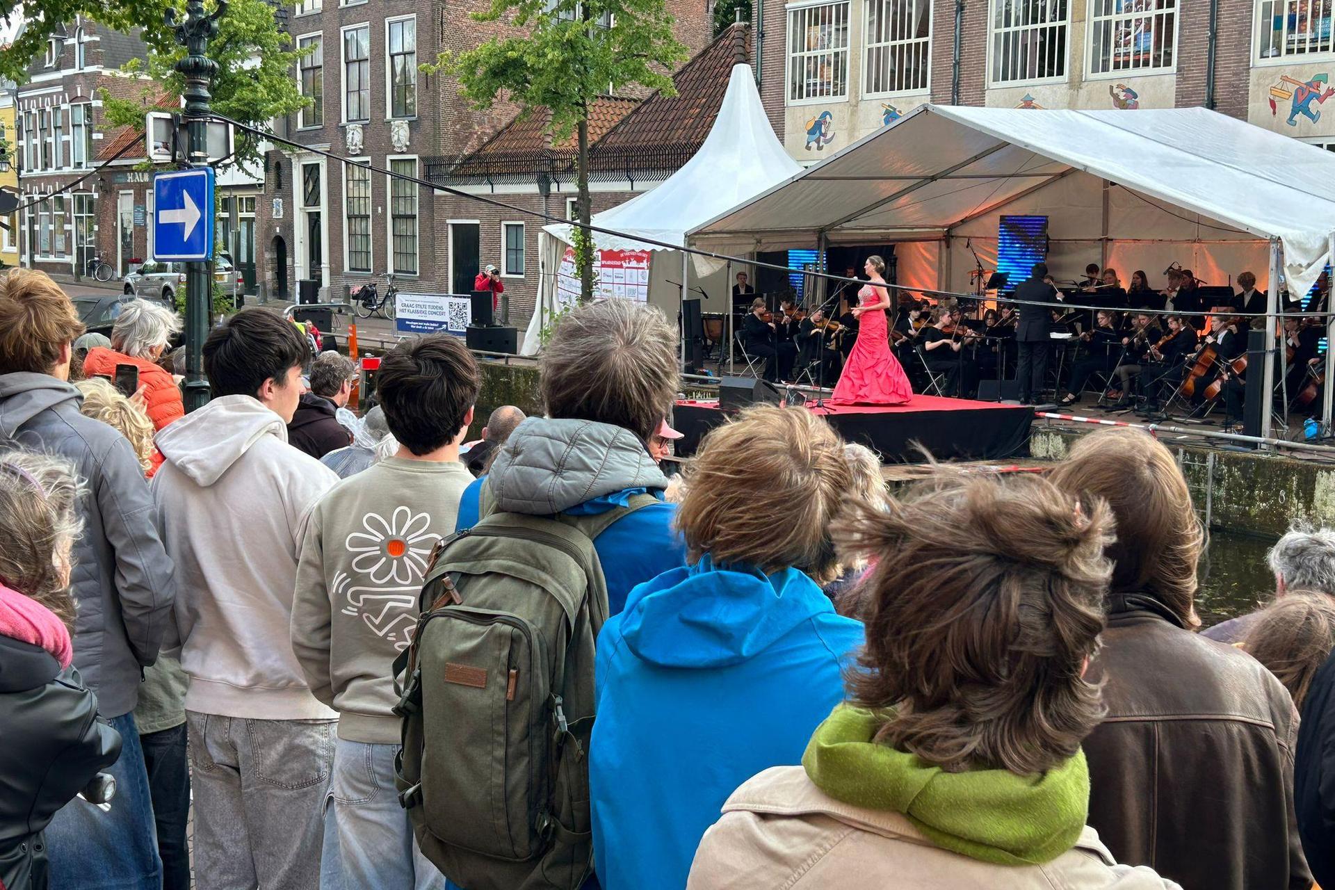Bezoekers aan de kade tijdens Spaarnestadconcert