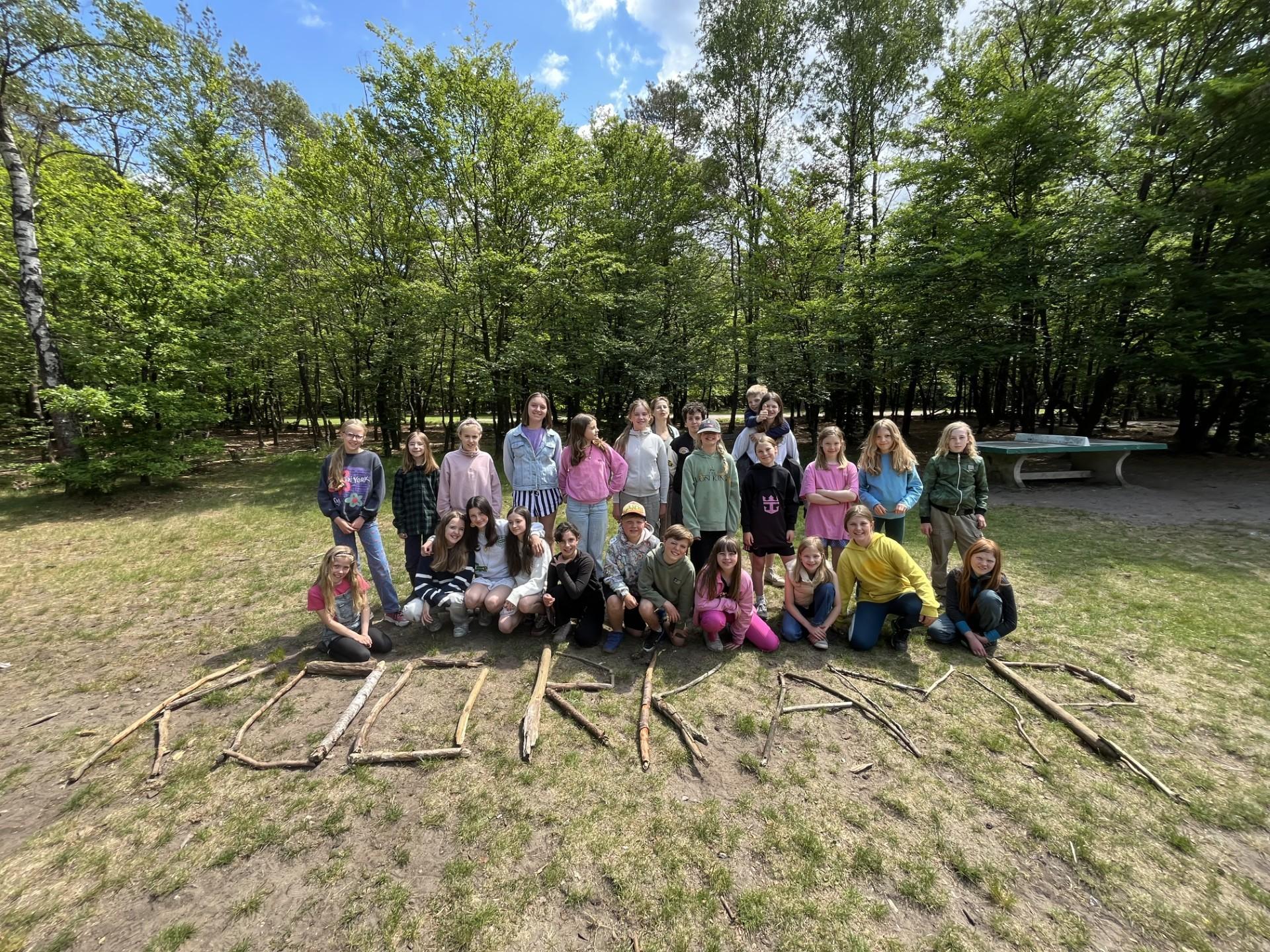 Groep kinderen in het bos