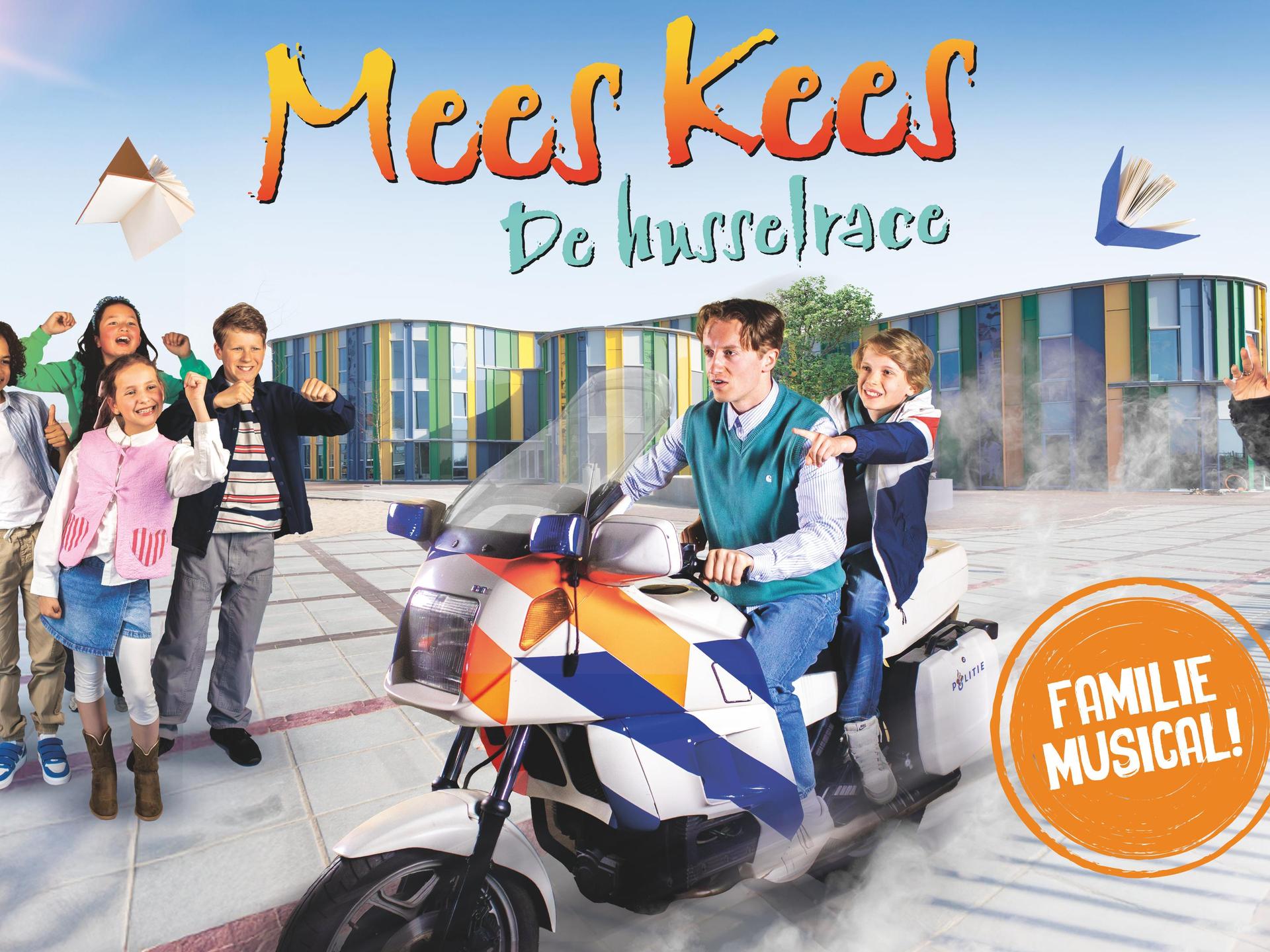 Poster met iemand op een politiemotor en kinderen die juichend meekijken