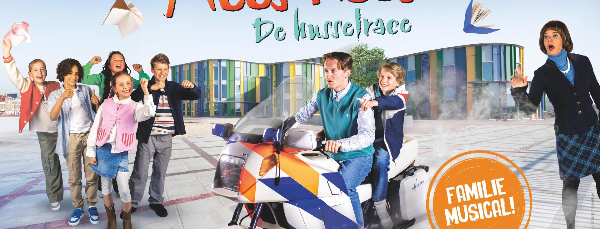 Poster met iemand op een politiemotor en kinderen die juichend meekijken