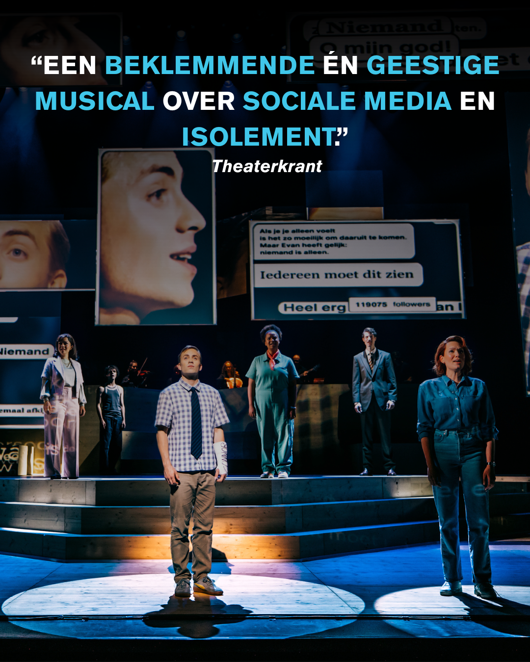 Dear Evan Hansen - acteurs op het podium met recensiequotes