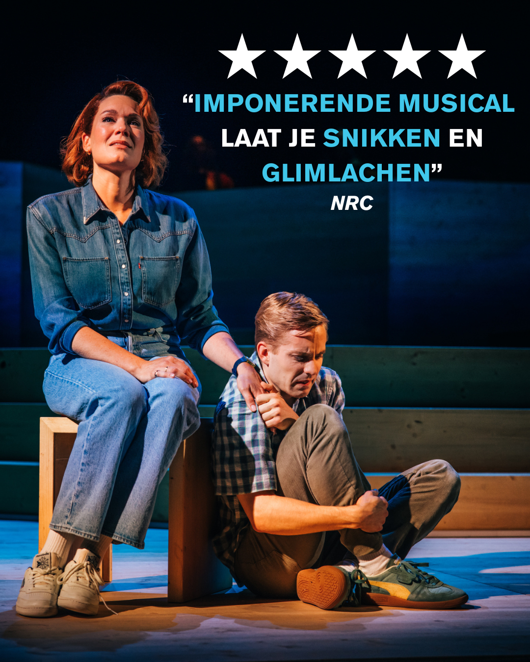 Dear Evan Hansen - acteurs op het podium met recensiequotes