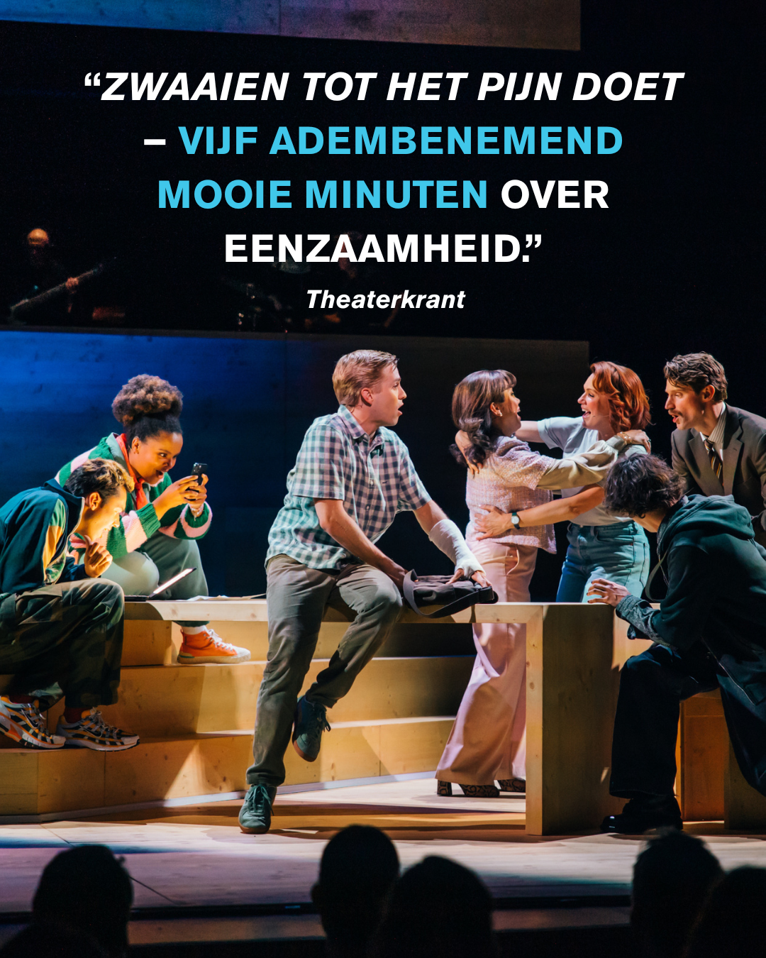 Dear Evan Hansen - acteurs op het podium met recensiequotes