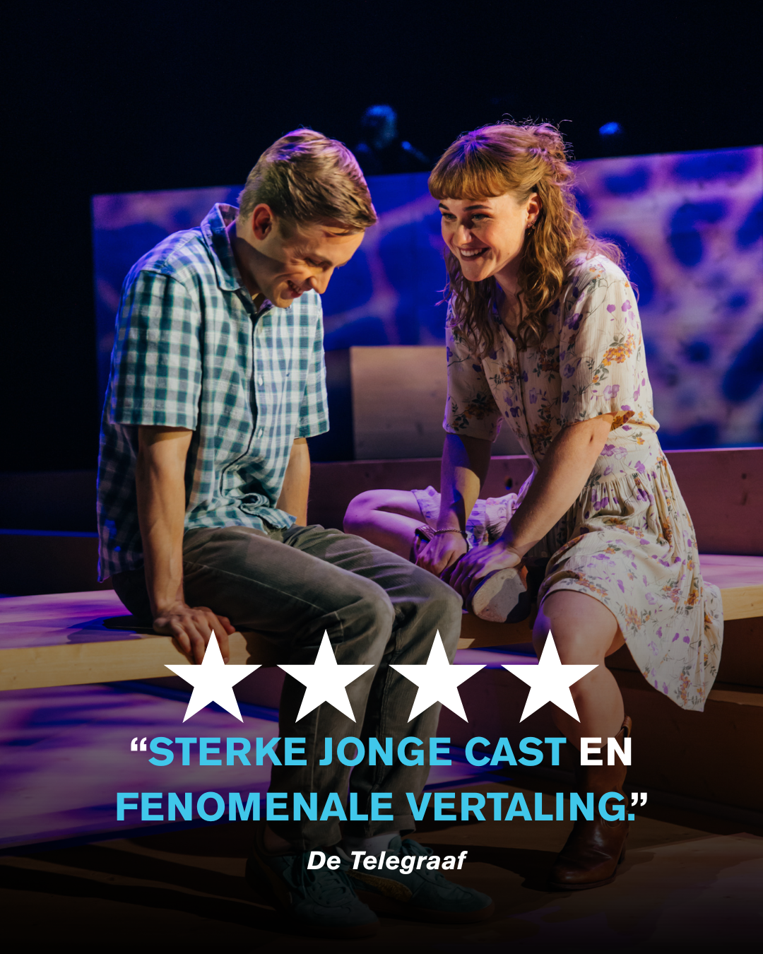 Dear Evan Hansen - acteurs op het podium met recensiequotes