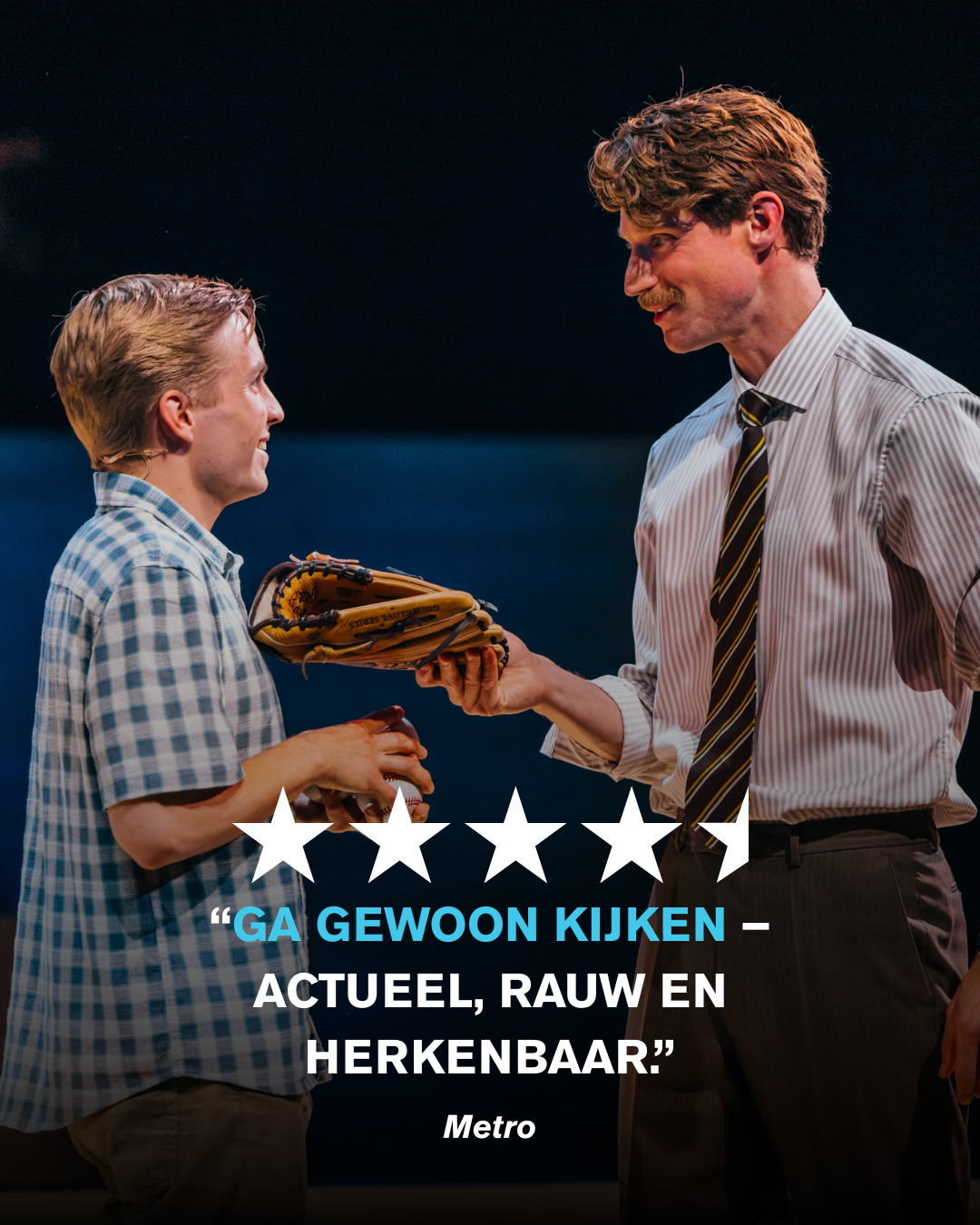 Dear Evan Hansen - acteurs op het podium met recensiequotes