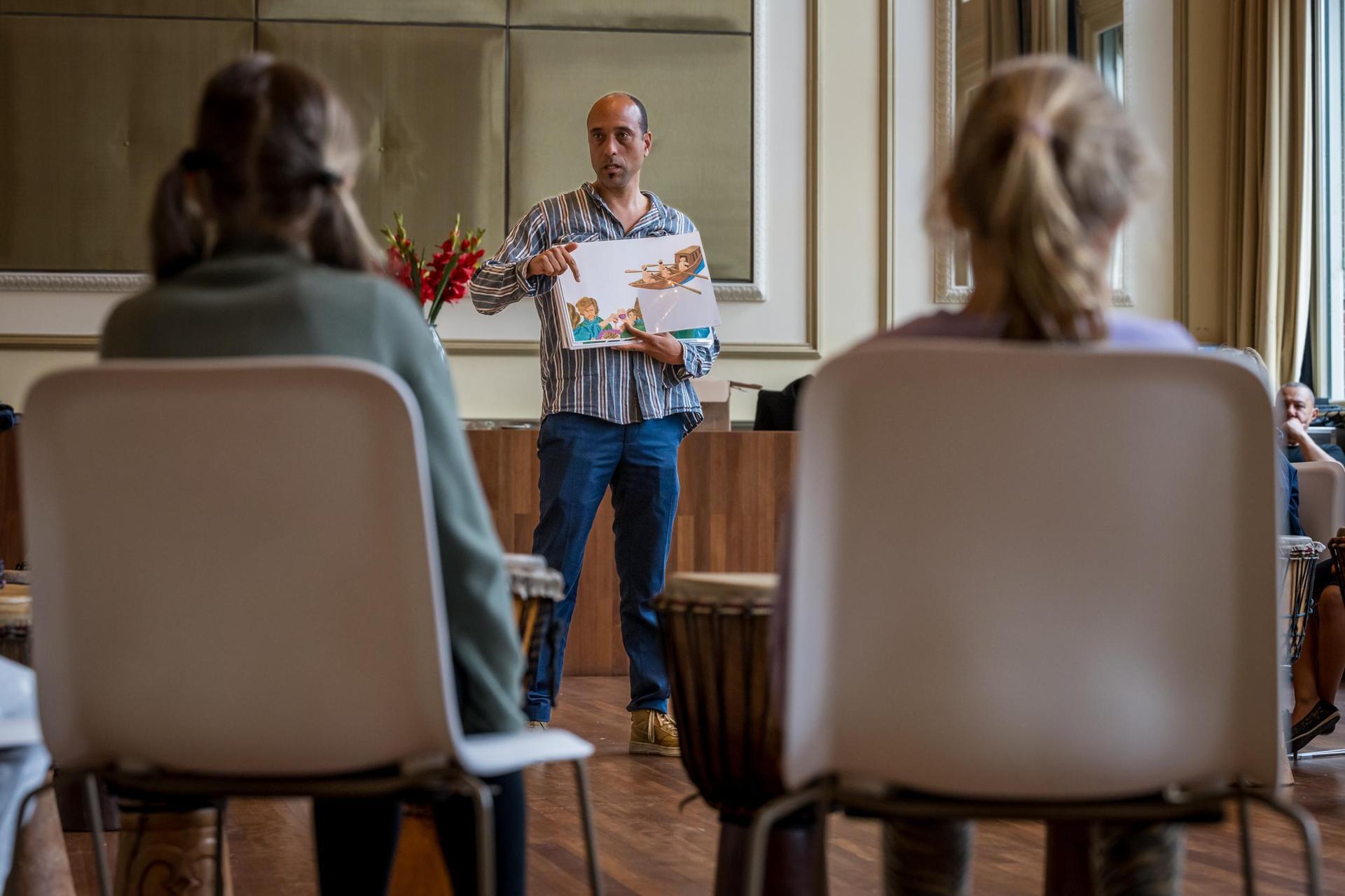 Zittende kinderen in een cirkel tijdens een muziekworkshop