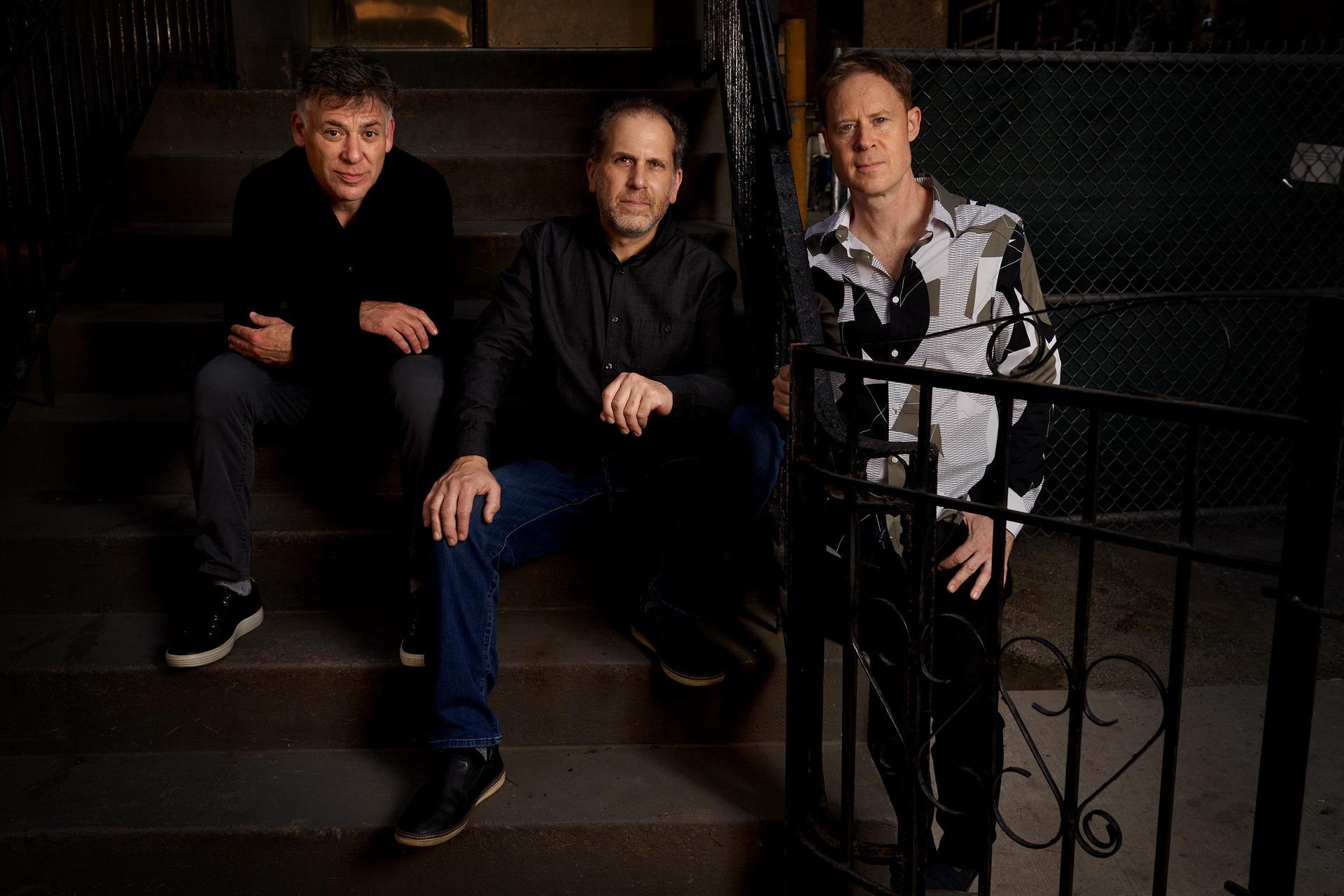 Portret van het jazztrio Larry Goldings, Peter Bernstein en Bill Stewart