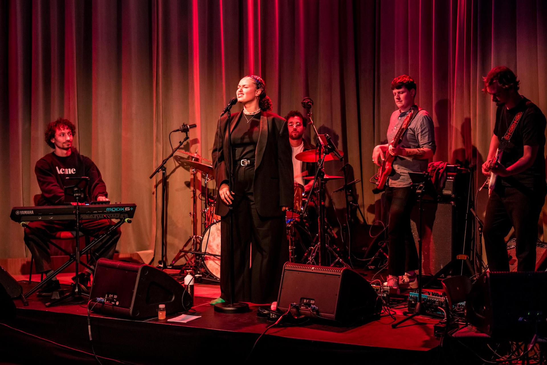 Band speelt live in de hoek van het PHIL Café