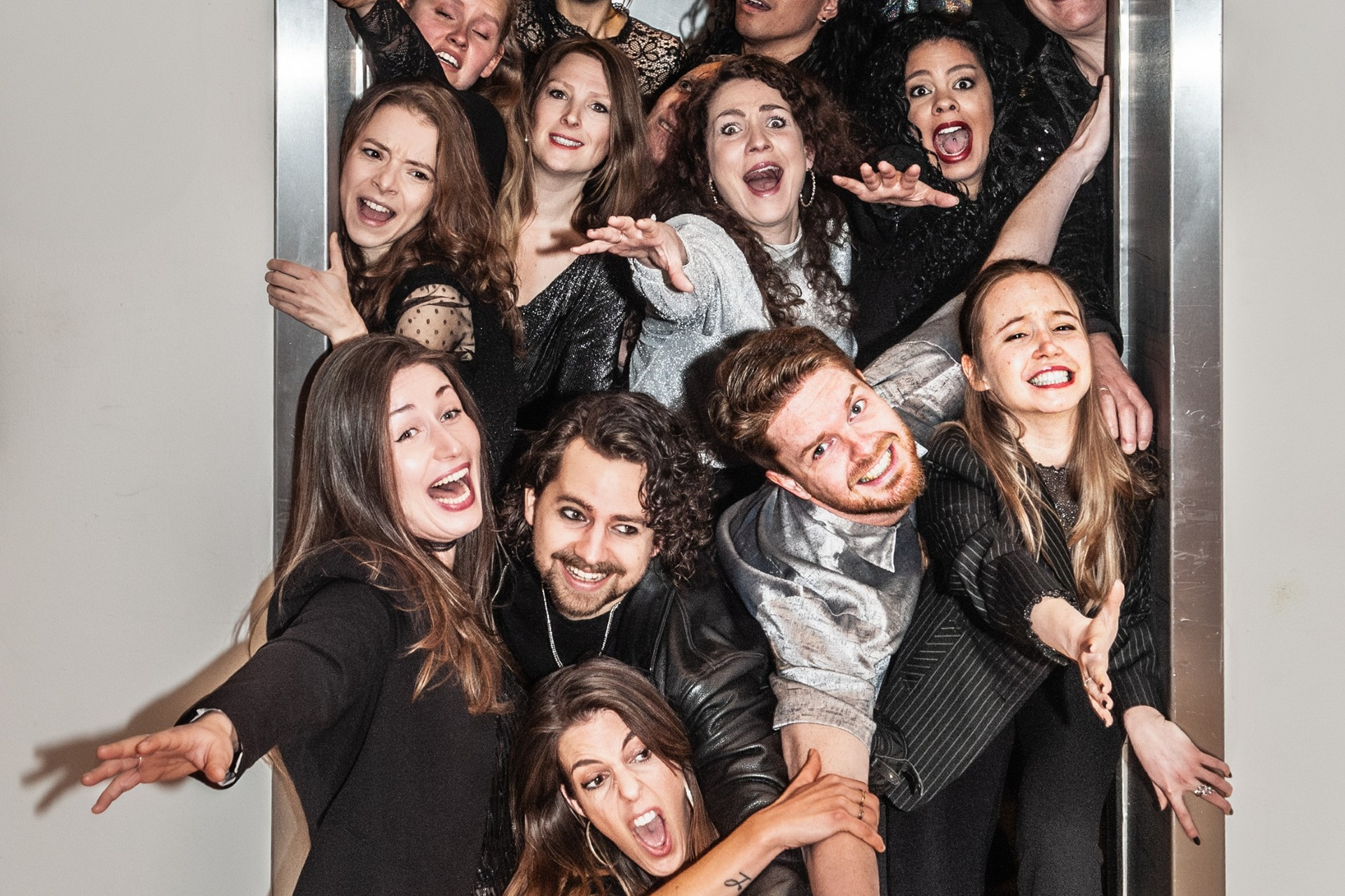 Grote groep mensen dicht op elkaar in een lift