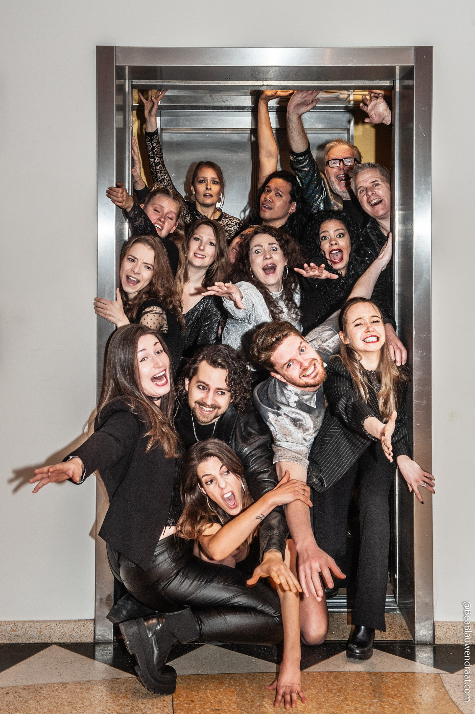 Grote groep mensen dicht op elkaar in een lift