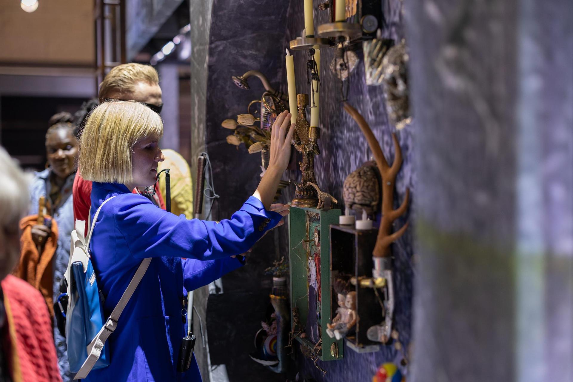 Vrouw die aan een decor muur voelt