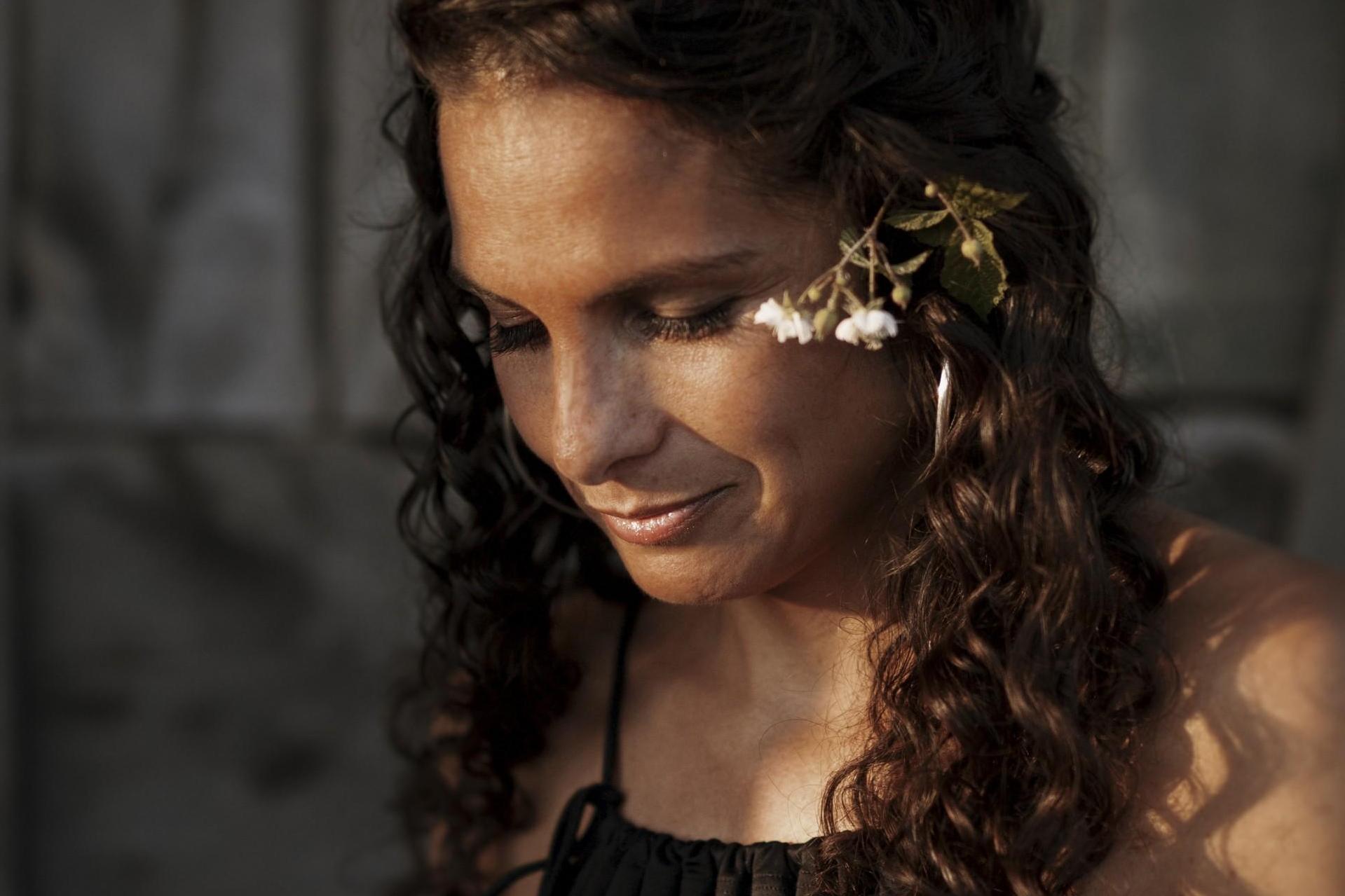 Simone Pormes met een bloem in haar haar