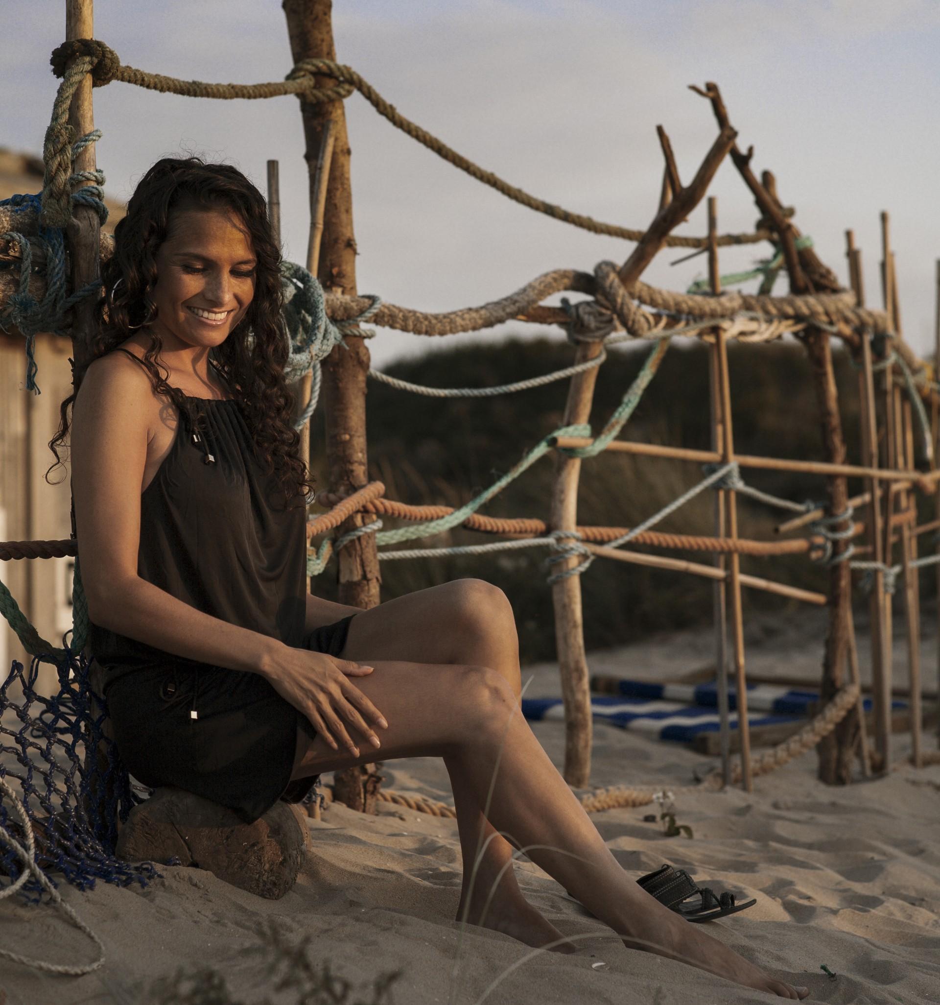 Simone Pormes poseert op het strand