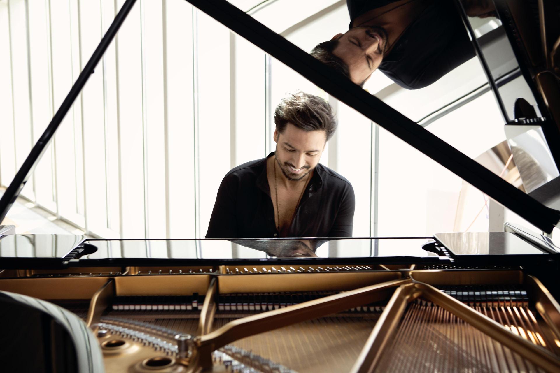 Geronimo Snijtsheuvel achter een pianovleugel